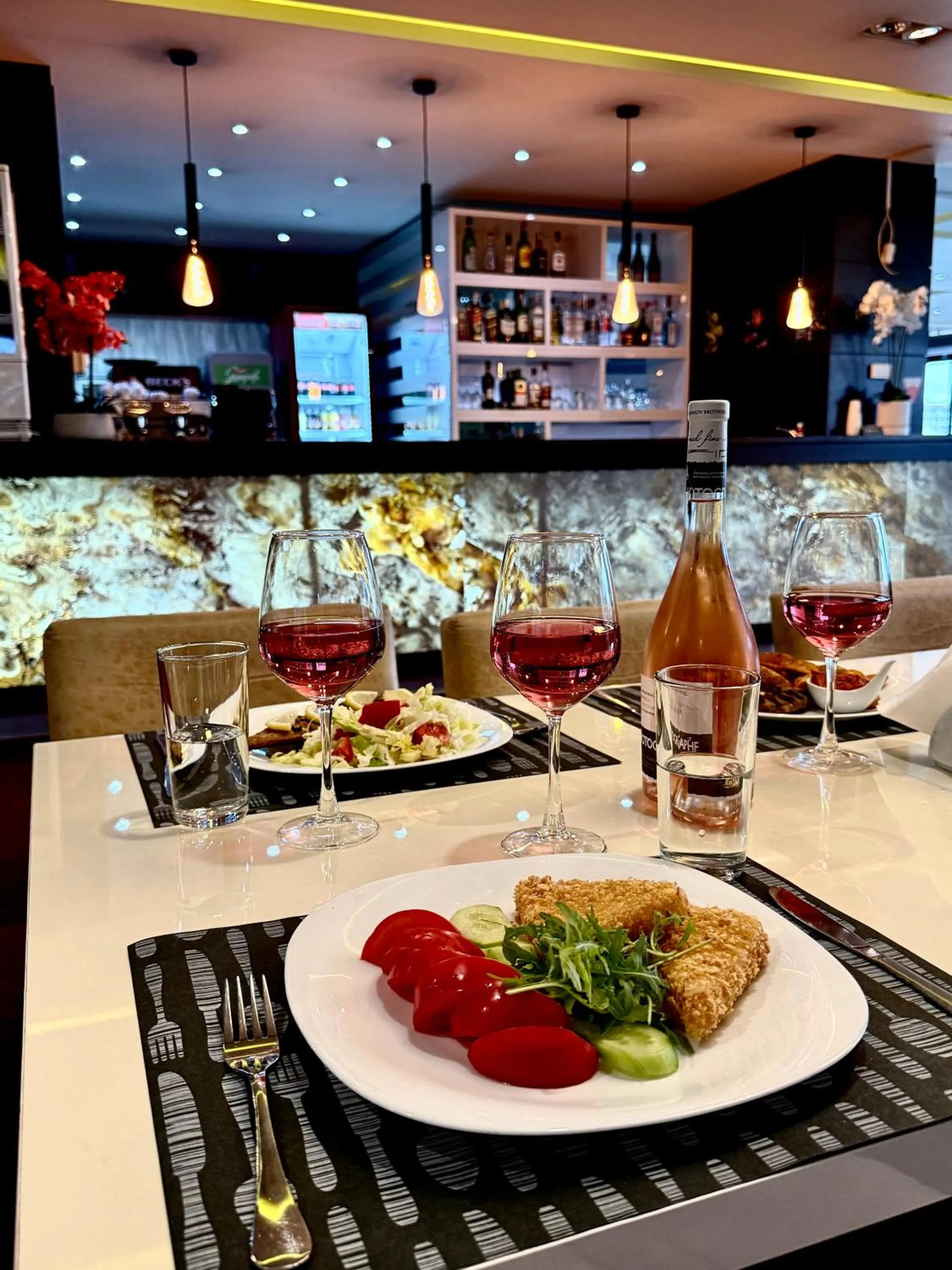 Restaurant/places to eat in Hotel Dream