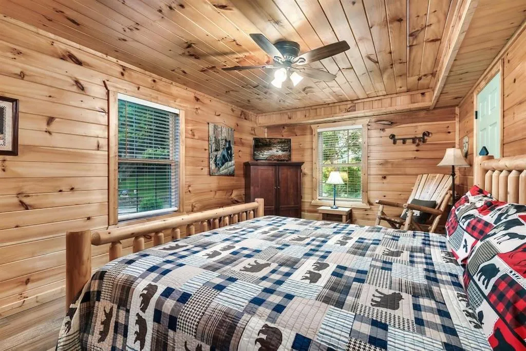 Bed in A Top Notch Lodge~Gatlinburg