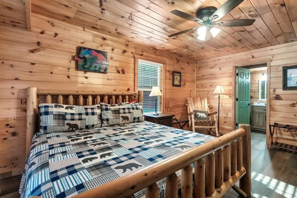 Bed in A Top Notch Lodge~Gatlinburg
