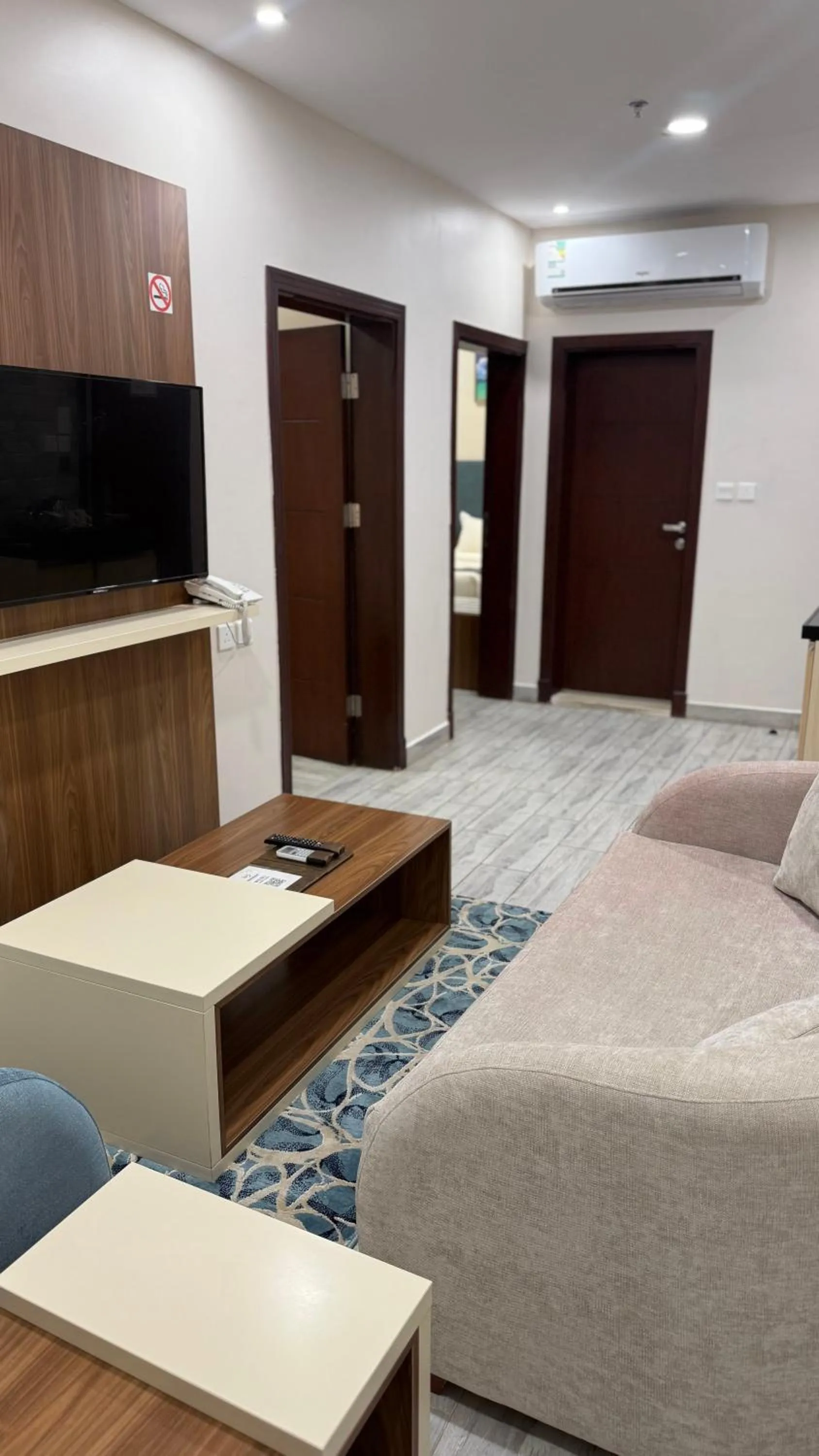 Communal lounge/ TV room in SEAVIEW HOTEL