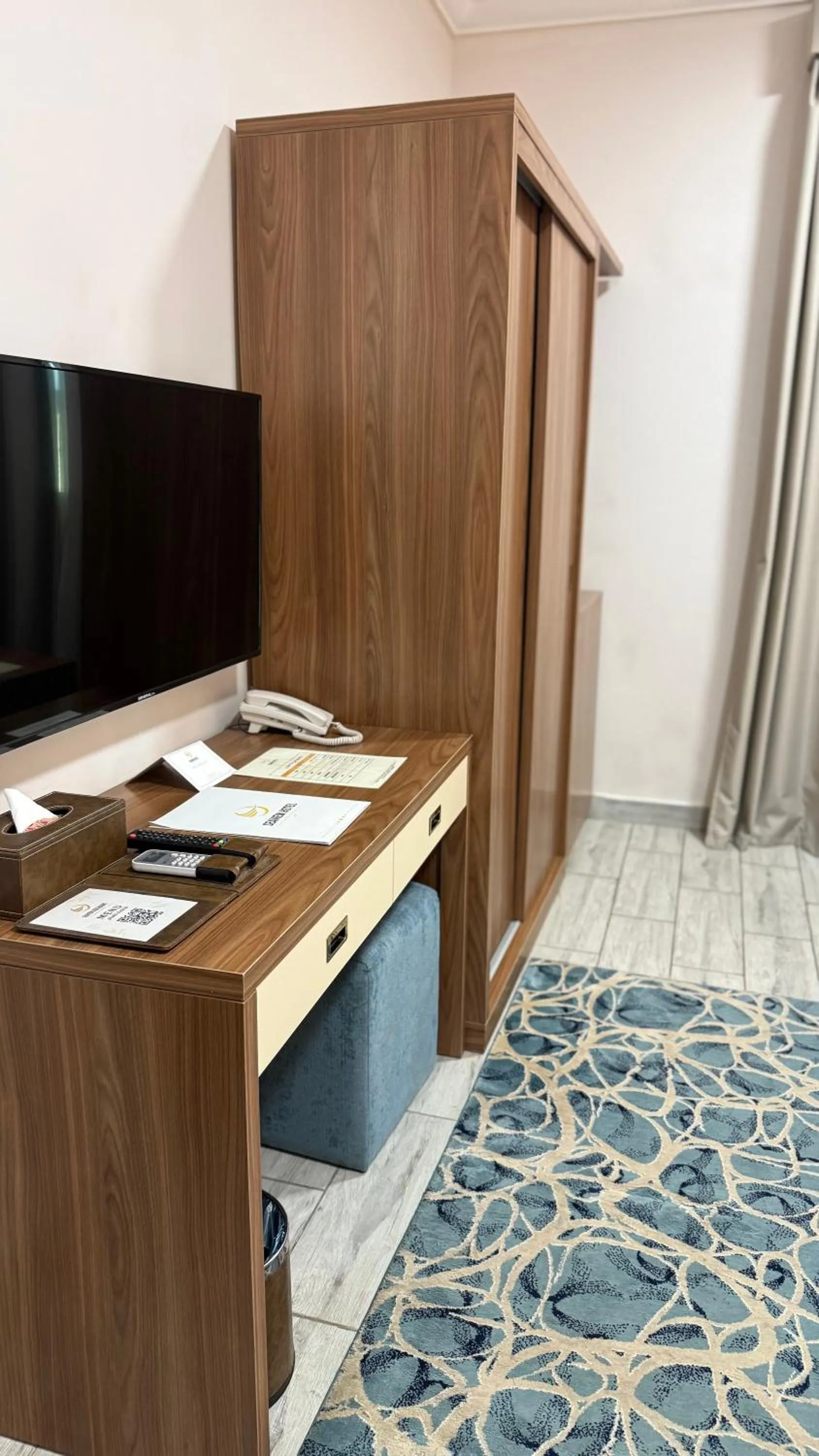 Communal lounge/ TV room in SEAVIEW HOTEL