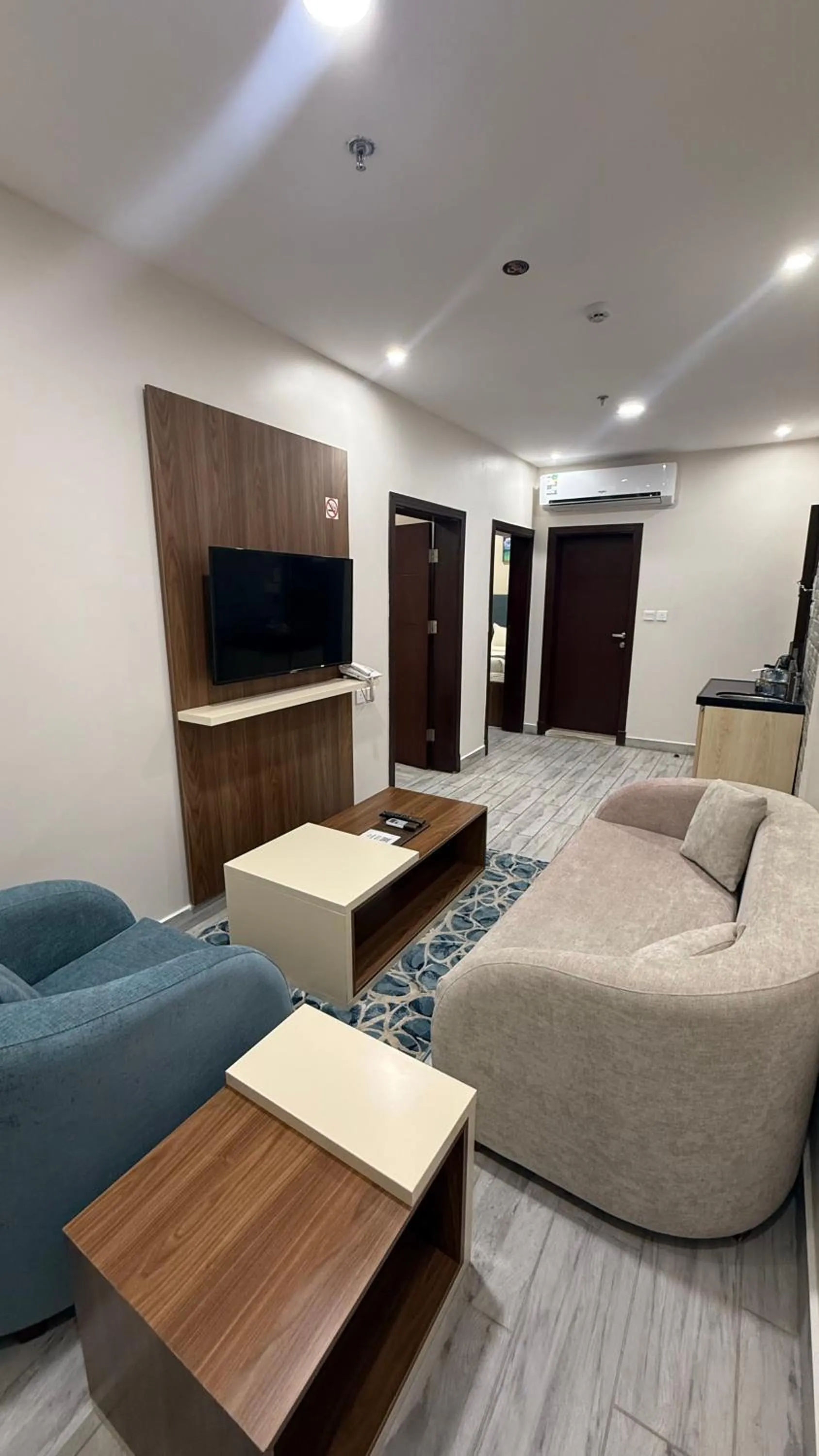 Communal lounge/ TV room in SEAVIEW HOTEL