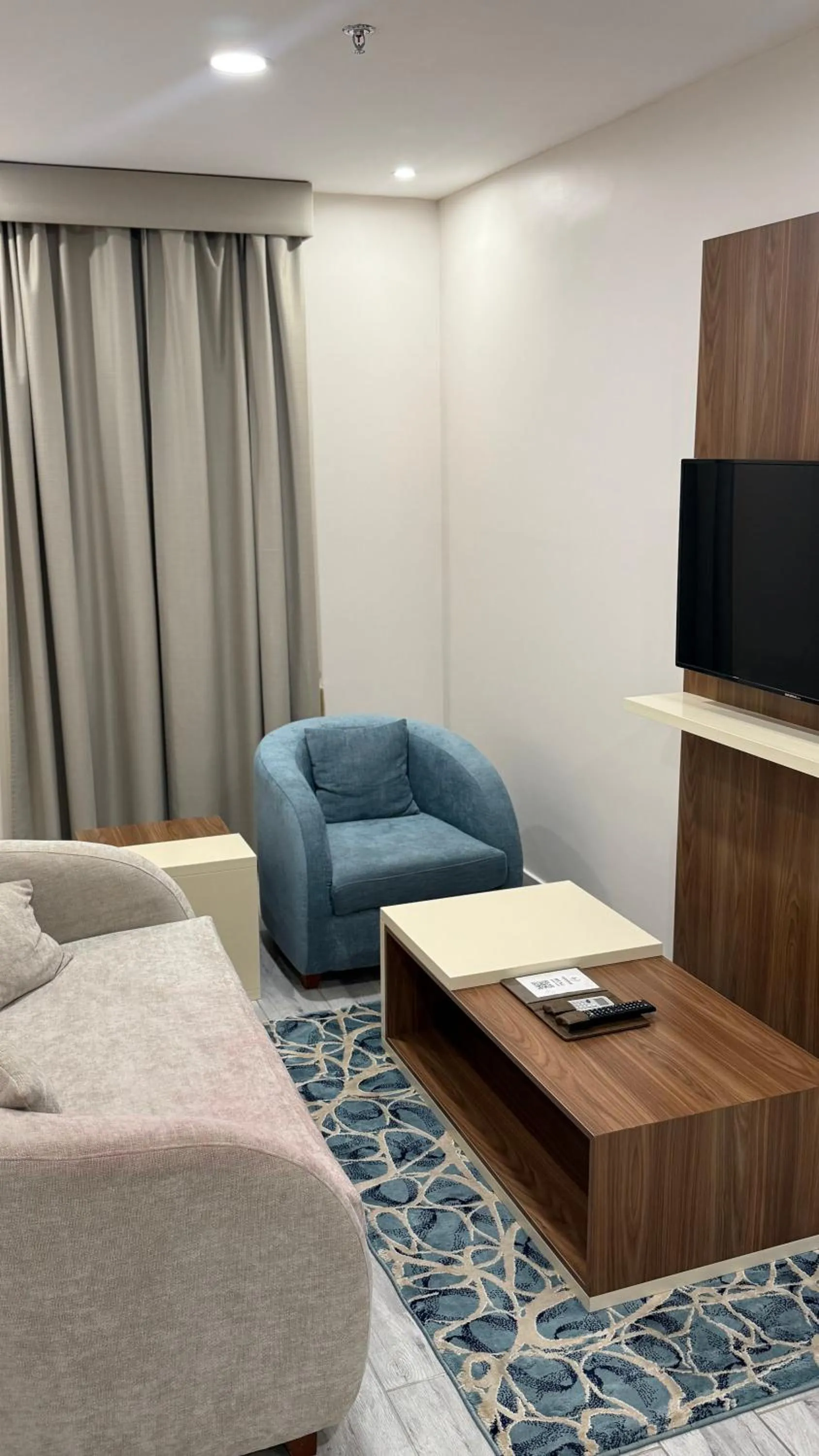 Communal lounge/ TV room in SEAVIEW HOTEL