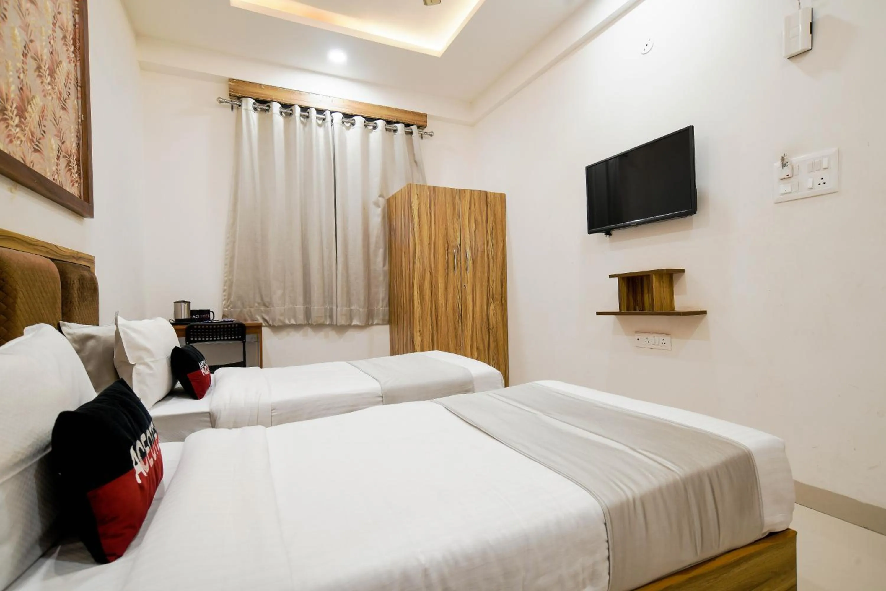 Communal lounge/ TV room, Bed in Aceotel Inn Flamingo