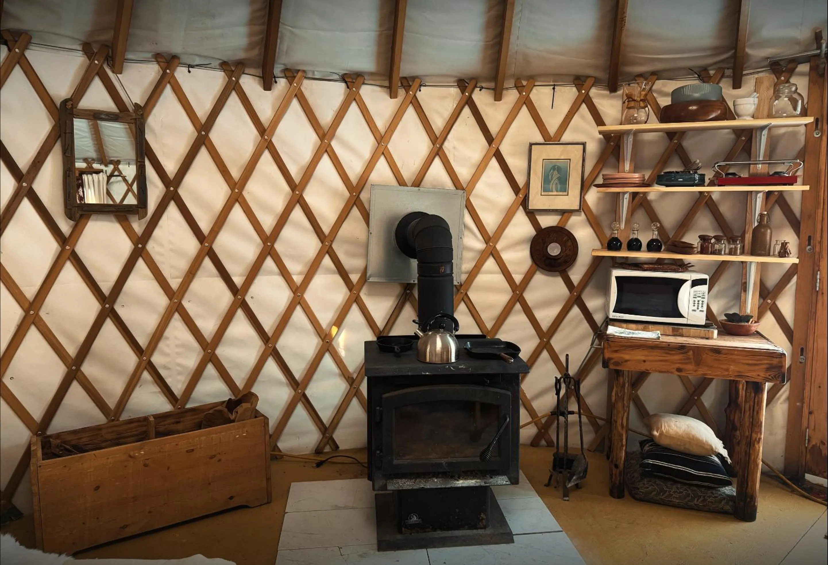 fireplace in Le Salon des Inconnus