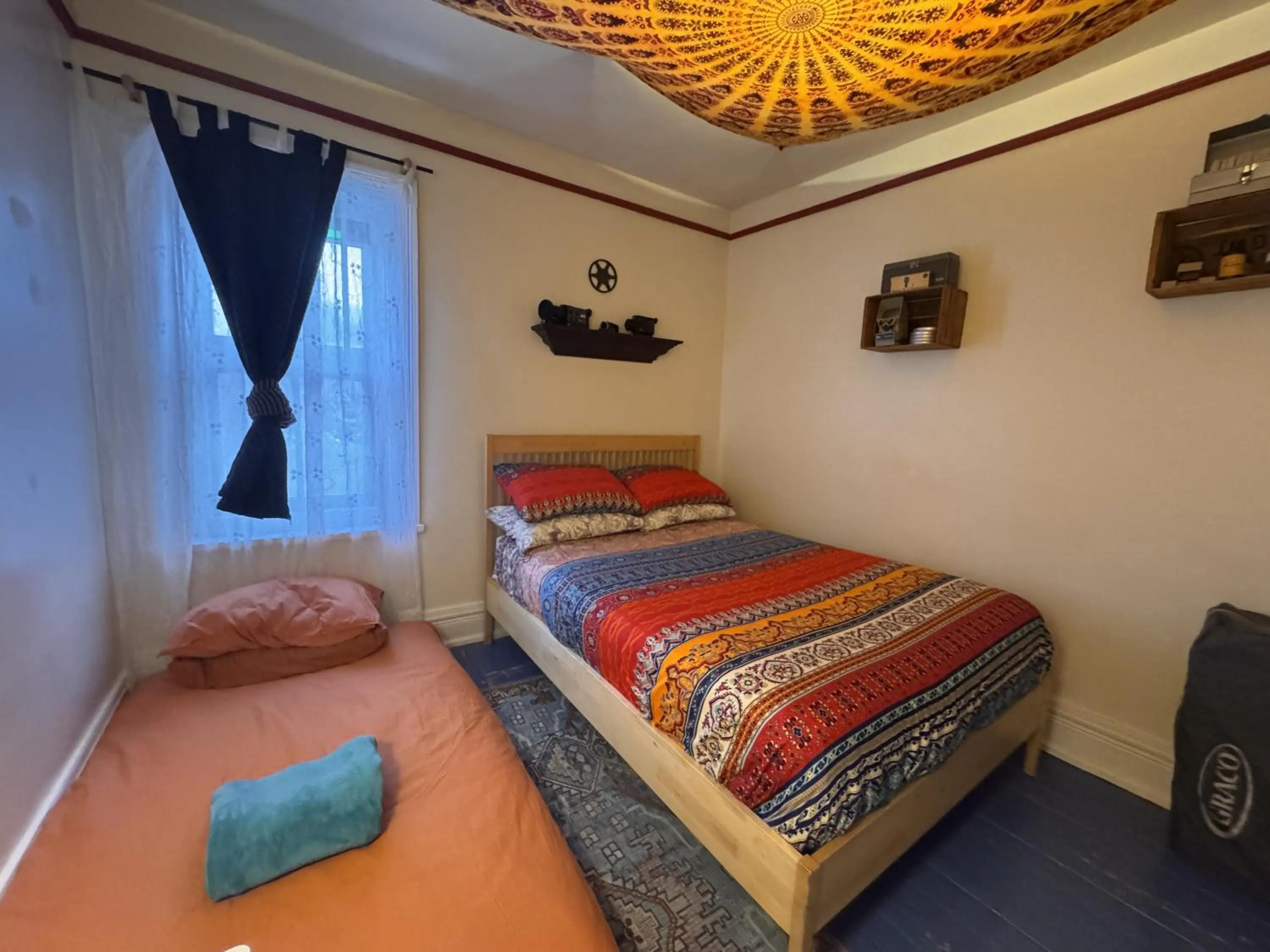 Bed in Le Salon des Inconnus