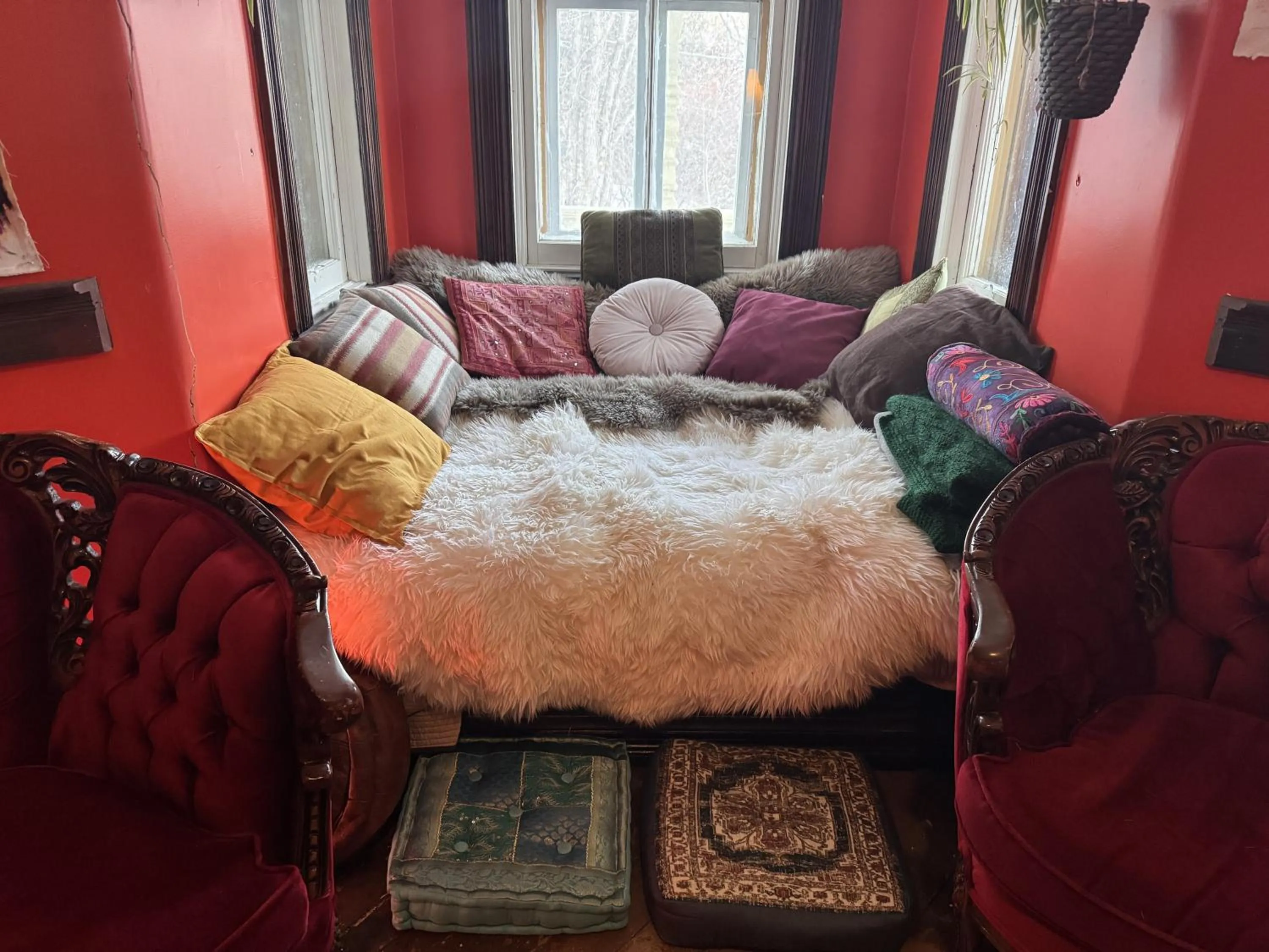 Seating area in Le Salon des Inconnus