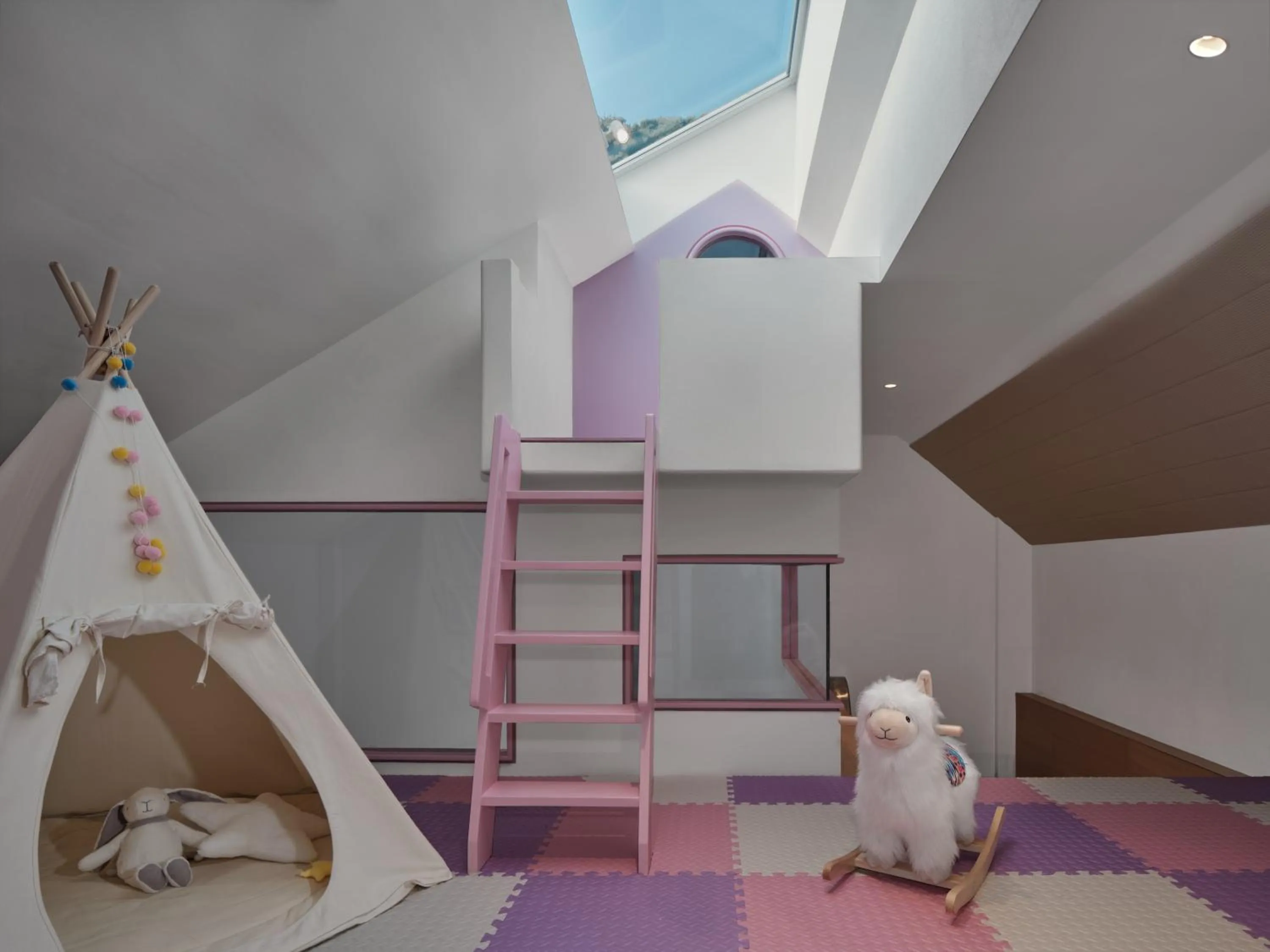 children in Yakamoz Qianchuan Hotel