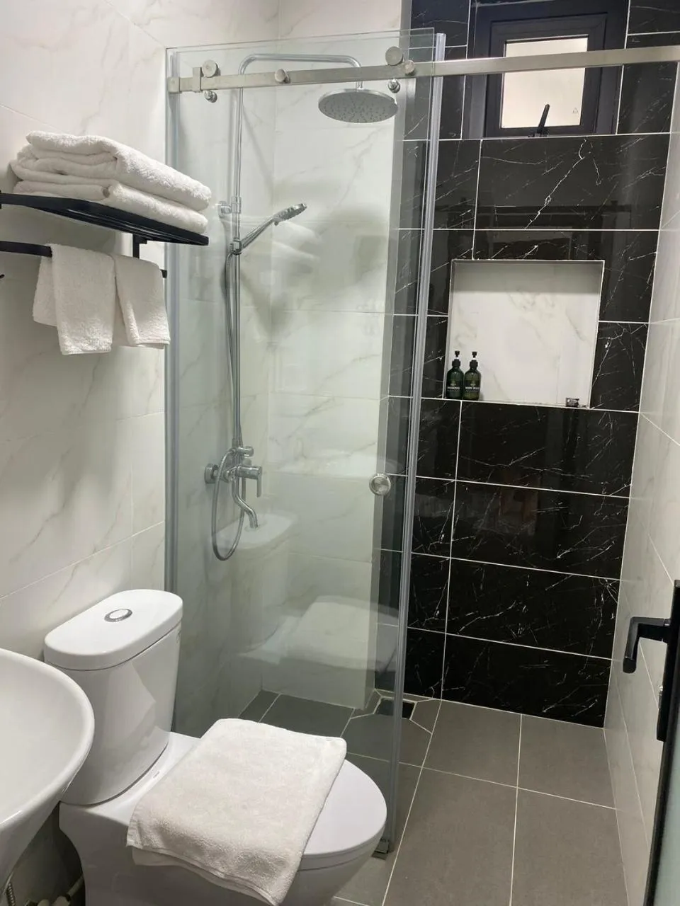 Toilet in Lucasta Hotel