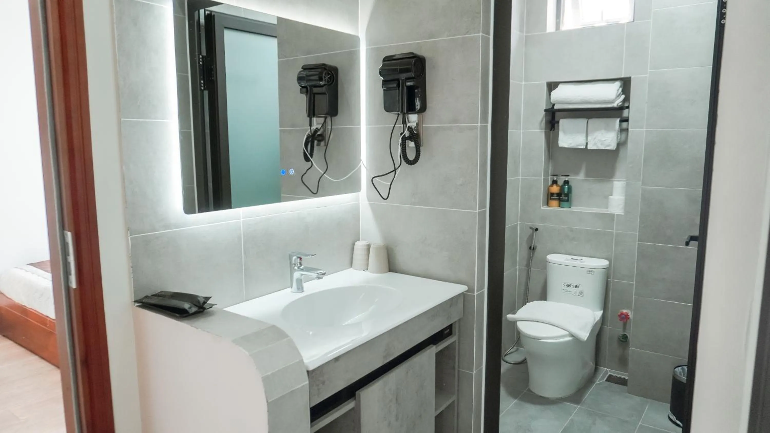 Toilet in Lucasta Hotel