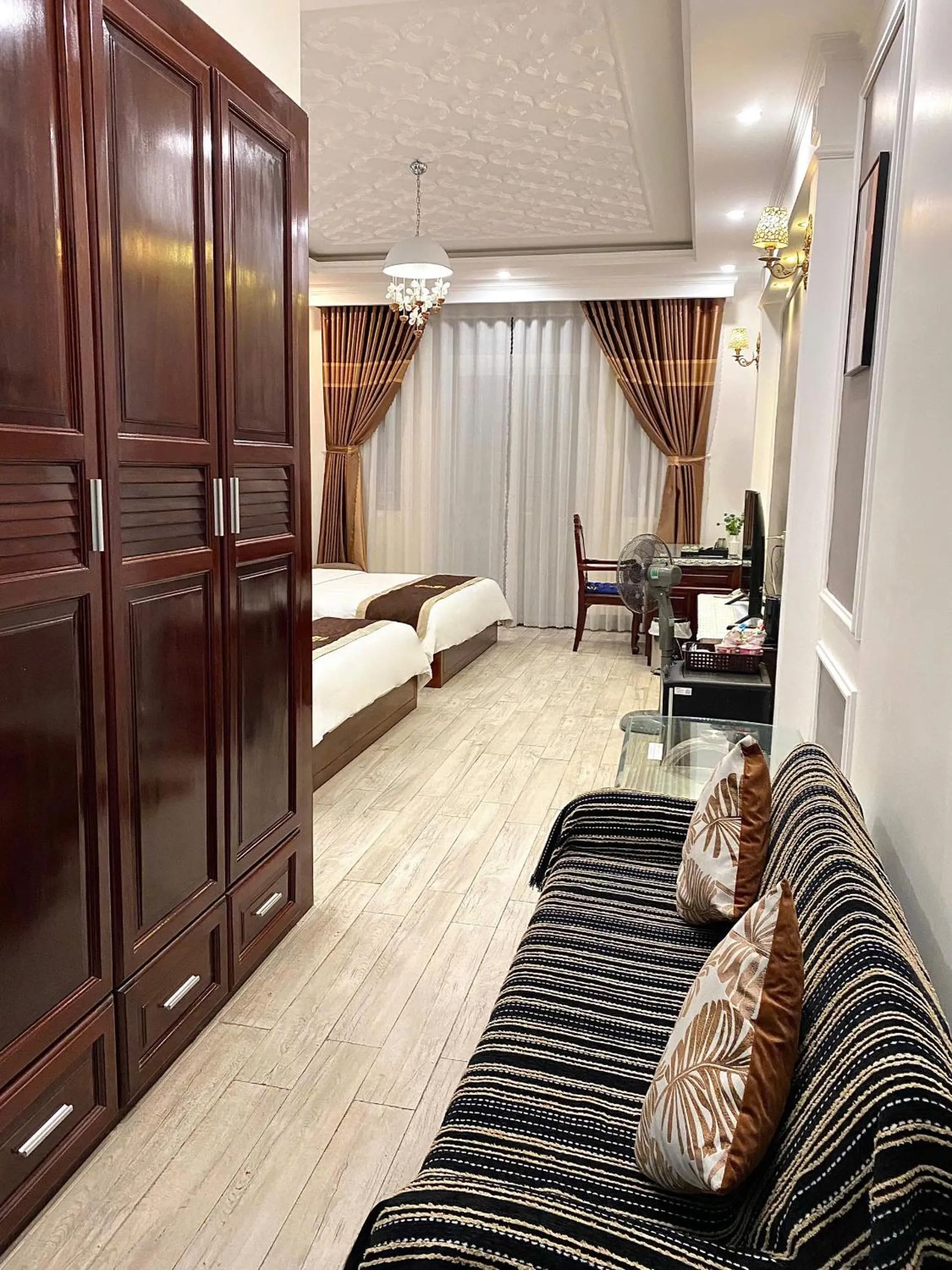 wardrobe, Bed in Lucasta Hotel