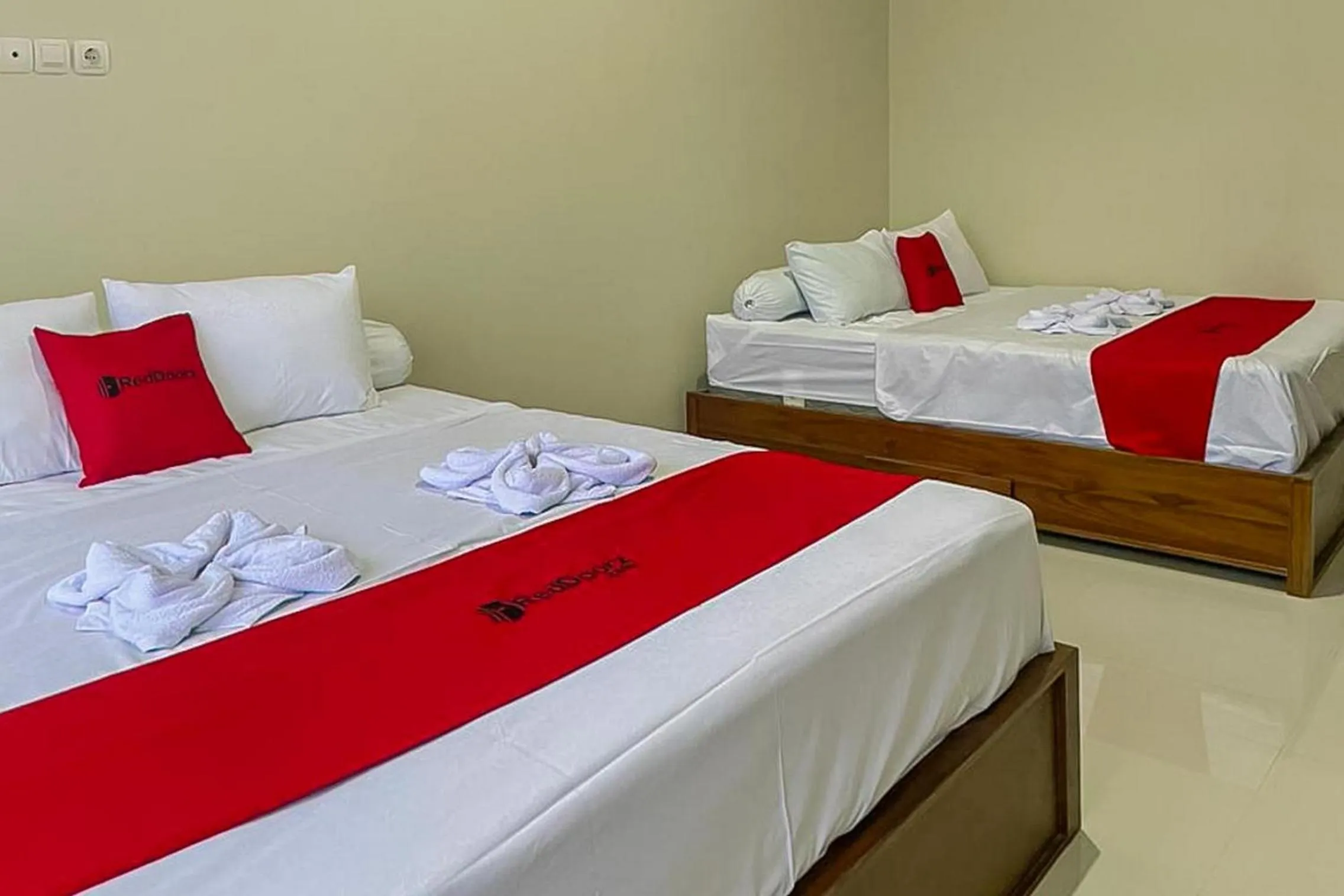 Bedroom, Bed in RedDoorz Syariah near Stasiun Madiun 2