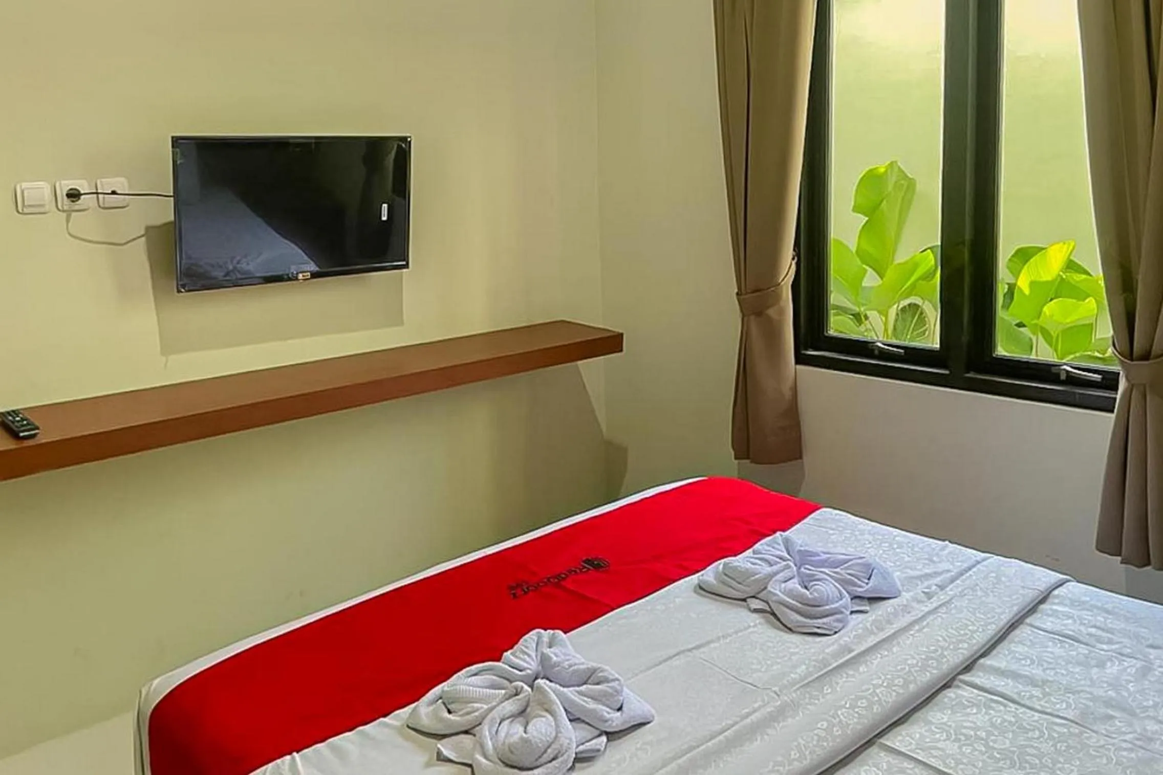 Bedroom, Bed in RedDoorz Syariah near Stasiun Madiun 2