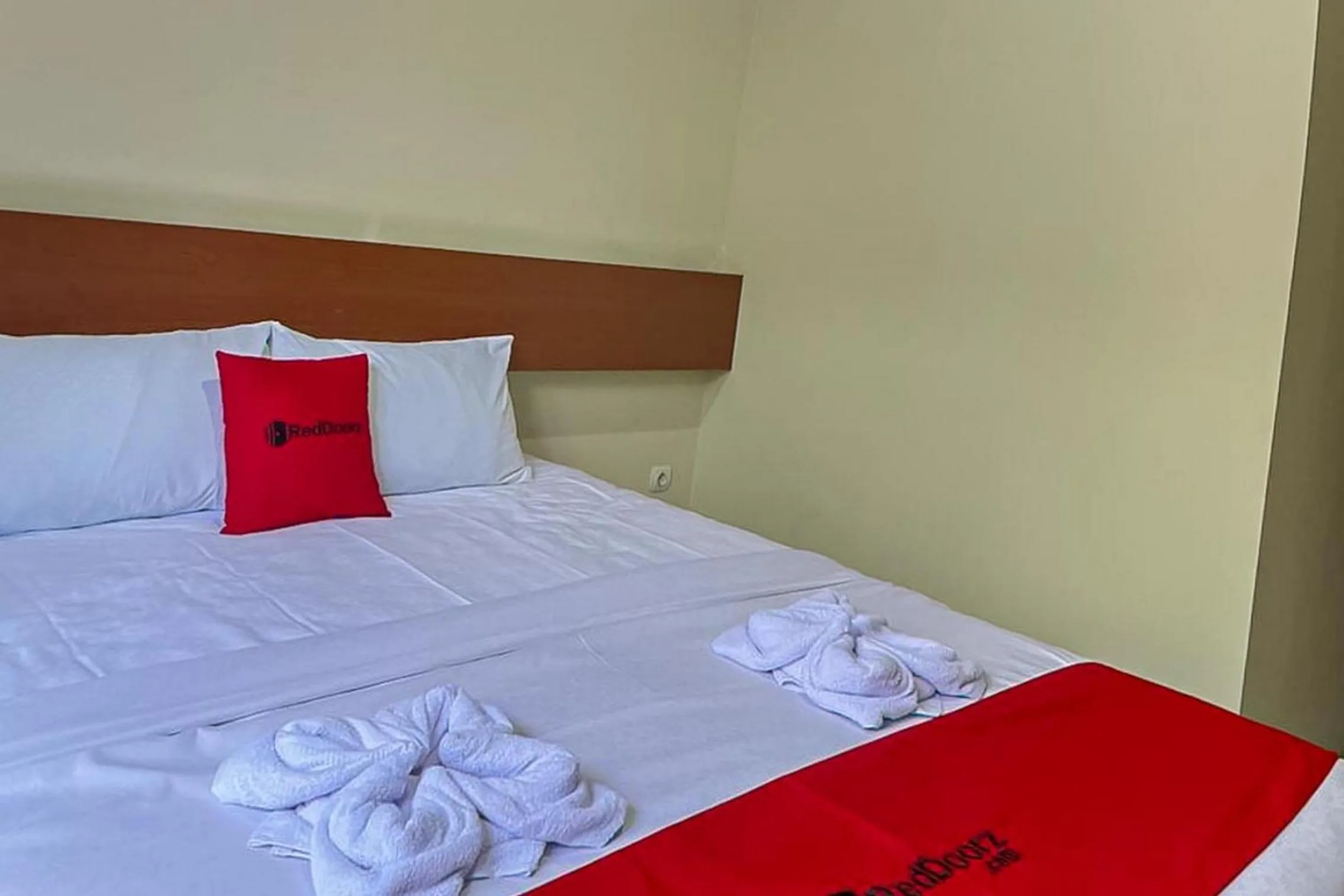 Bedroom, Bed in RedDoorz Syariah near Stasiun Madiun 2