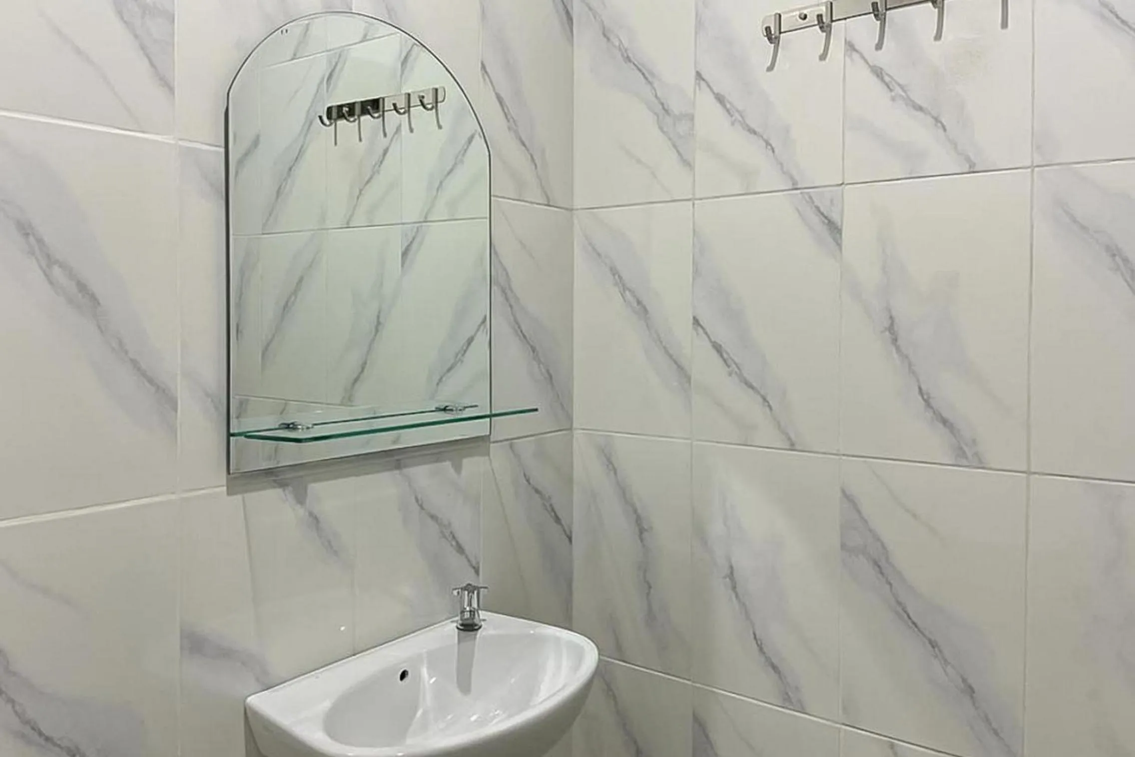 Bathroom in RedDoorz Syariah near Stasiun Madiun 2