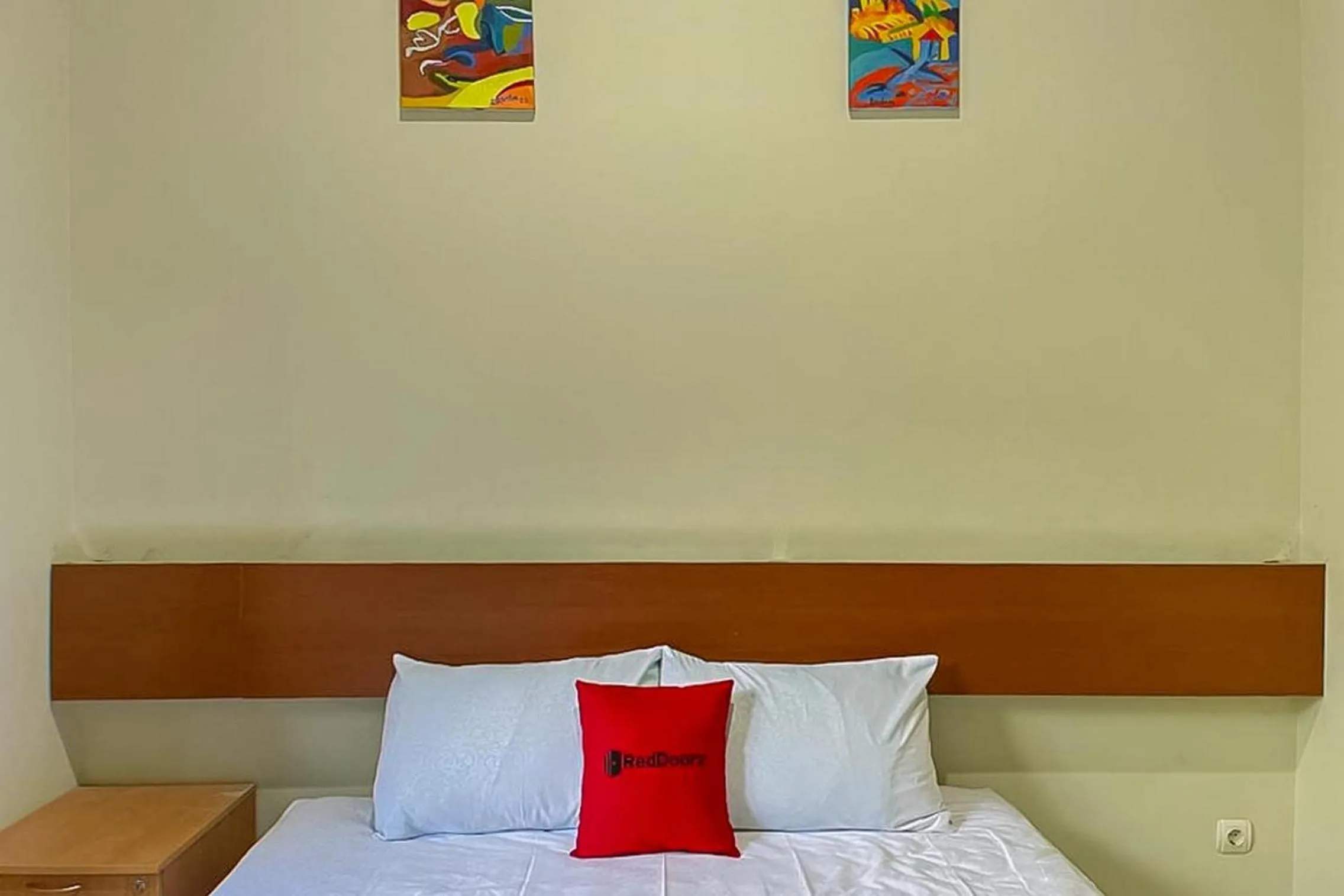 Bedroom, Bed in RedDoorz Syariah near Stasiun Madiun 2