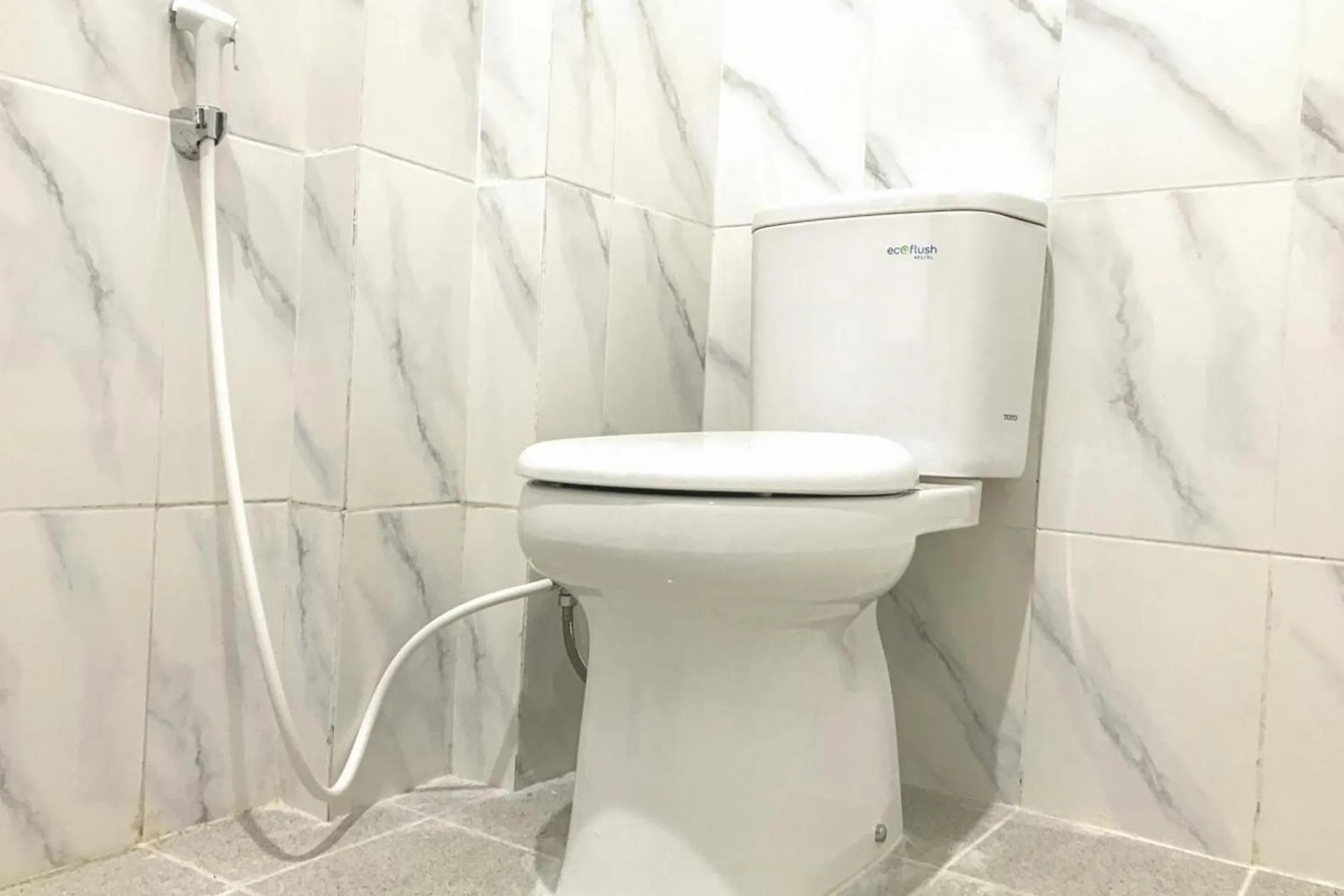 Bathroom in RedDoorz Syariah near Stasiun Madiun 2