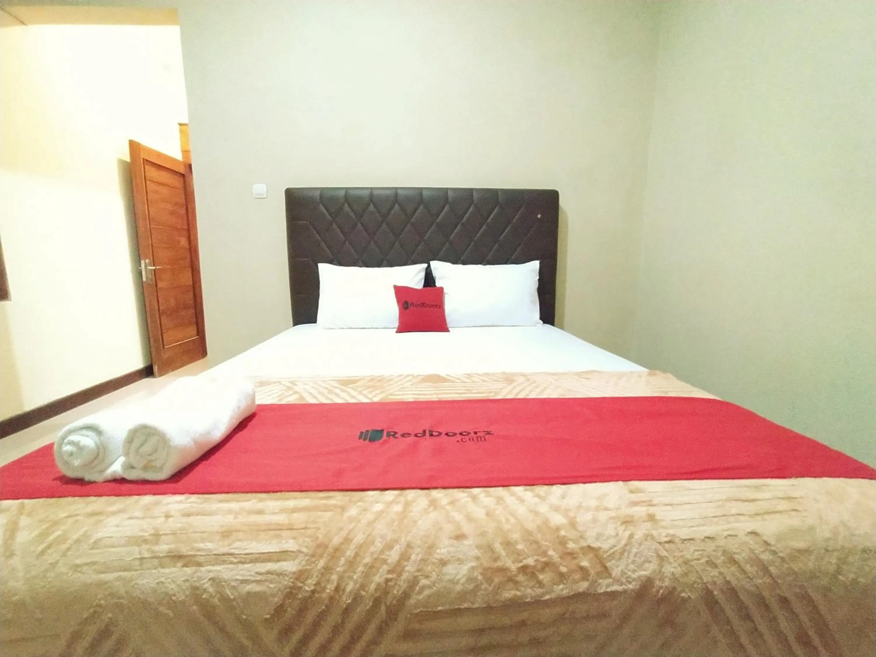 Bedroom, Bed in RedDoorz near Prawirotaman Yogyakarta