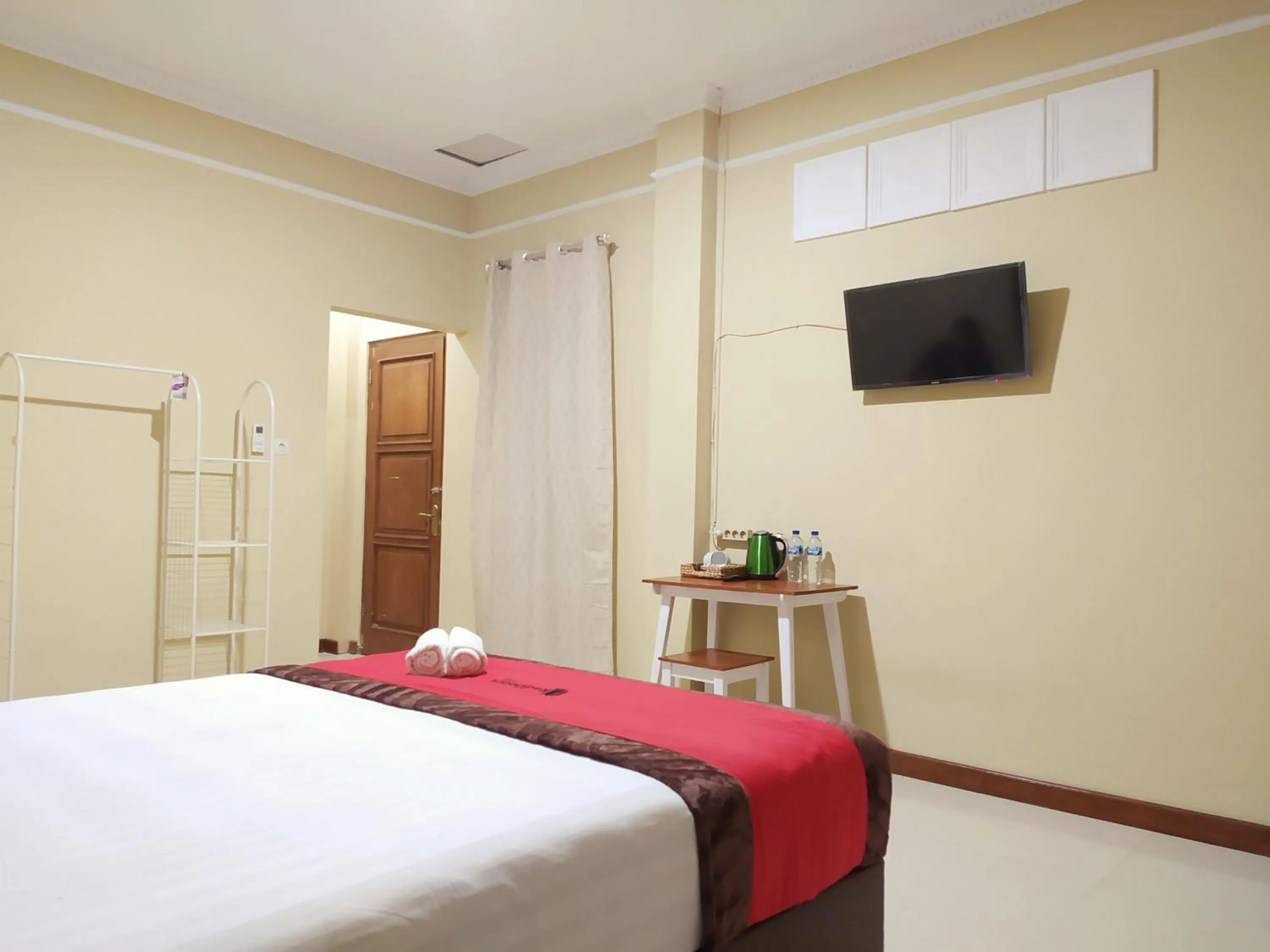 Bedroom, Bed in RedDoorz near Prawirotaman Yogyakarta