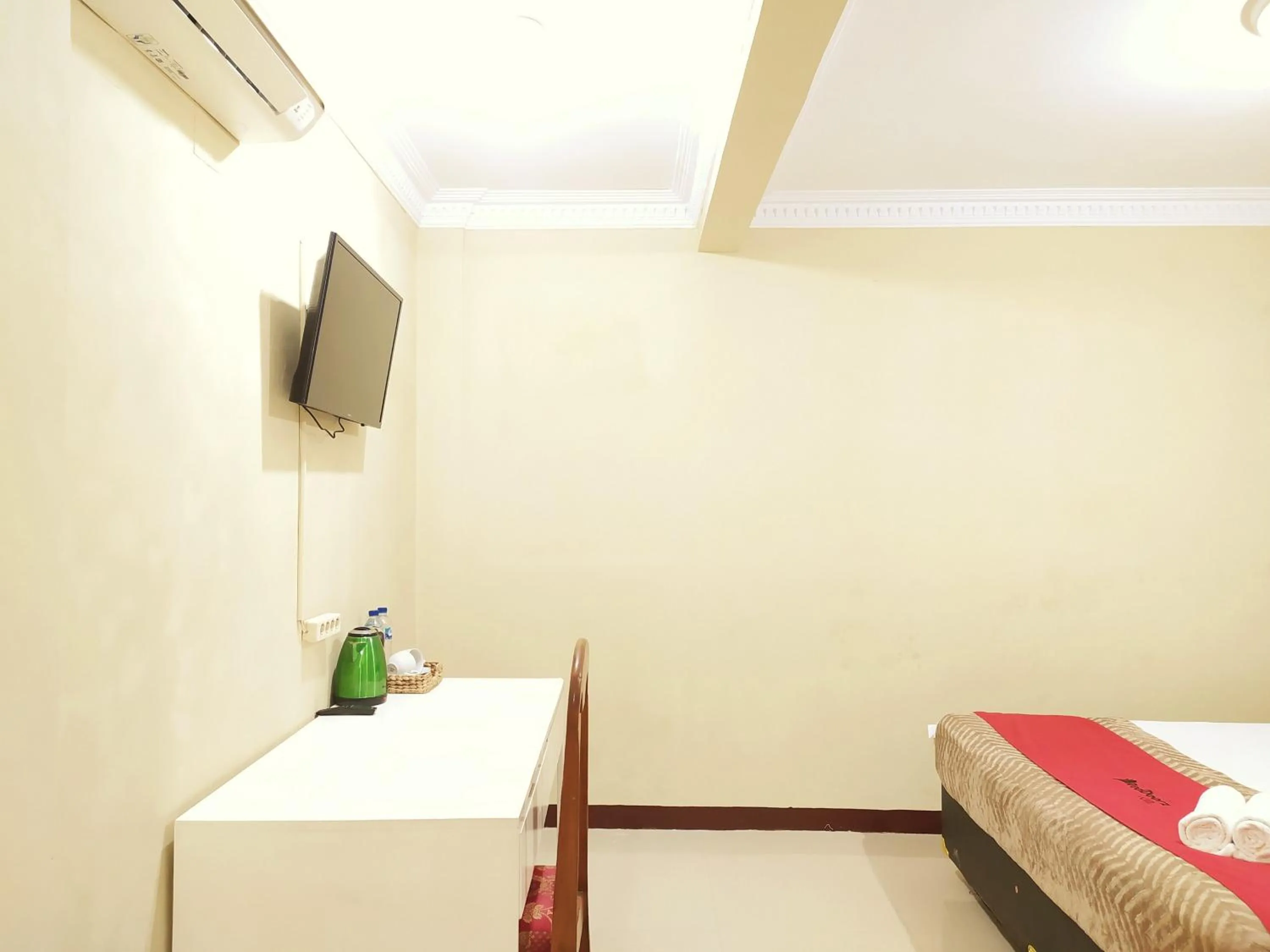 Bedroom, Bed in RedDoorz near Prawirotaman Yogyakarta