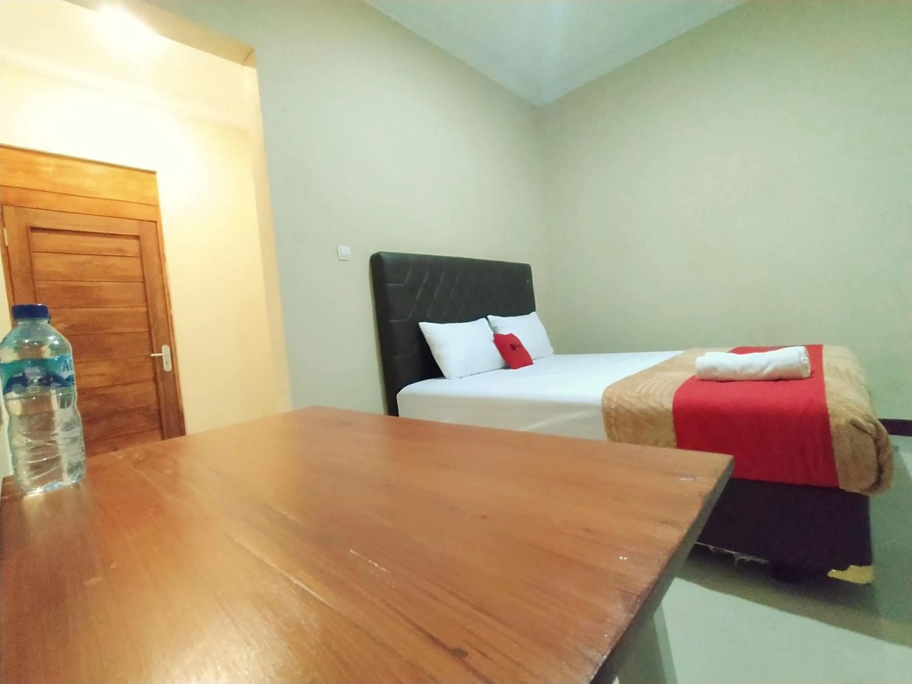 Bedroom, Bed in RedDoorz near Prawirotaman Yogyakarta