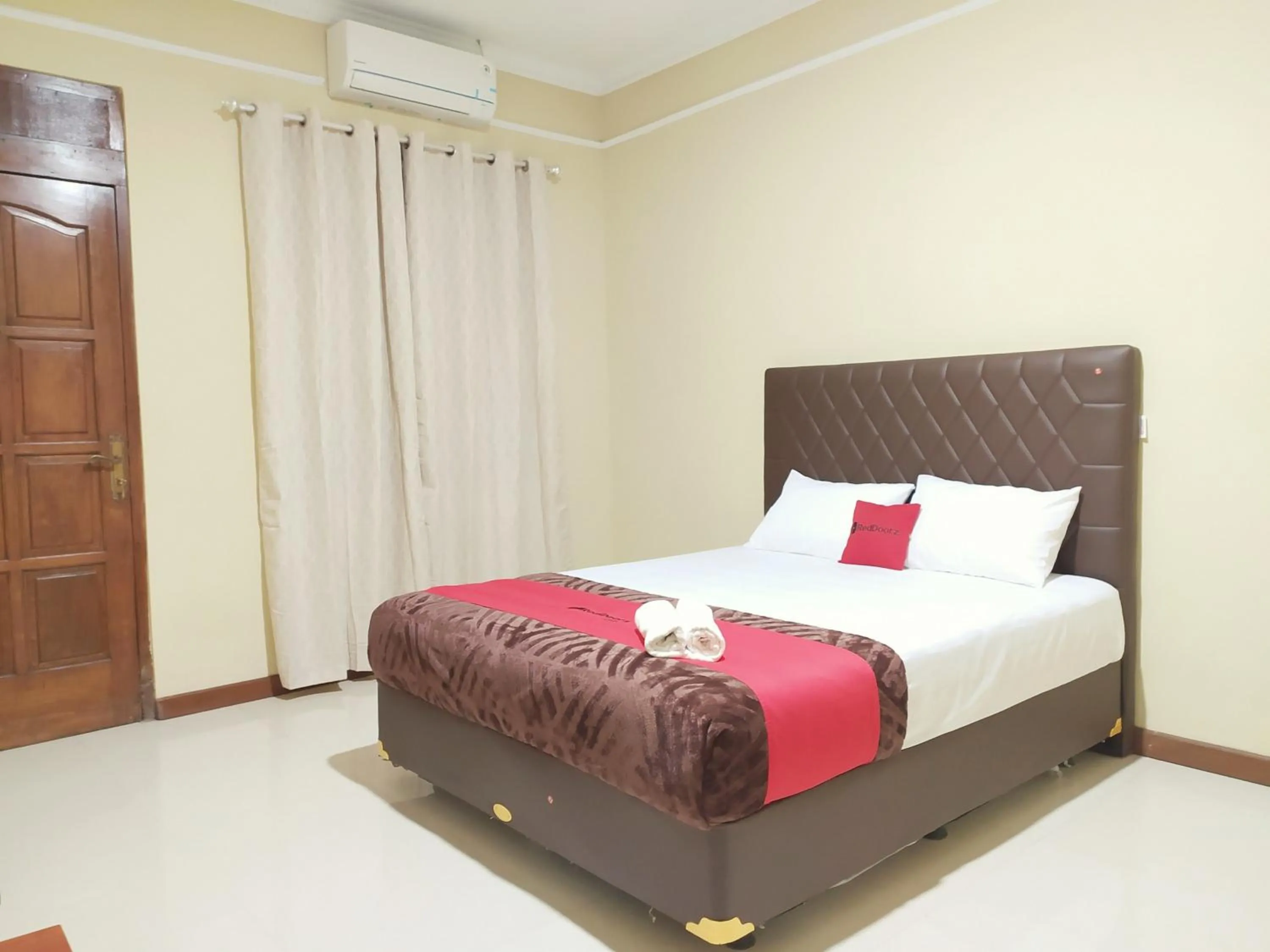 Bedroom, Bed in RedDoorz near Prawirotaman Yogyakarta