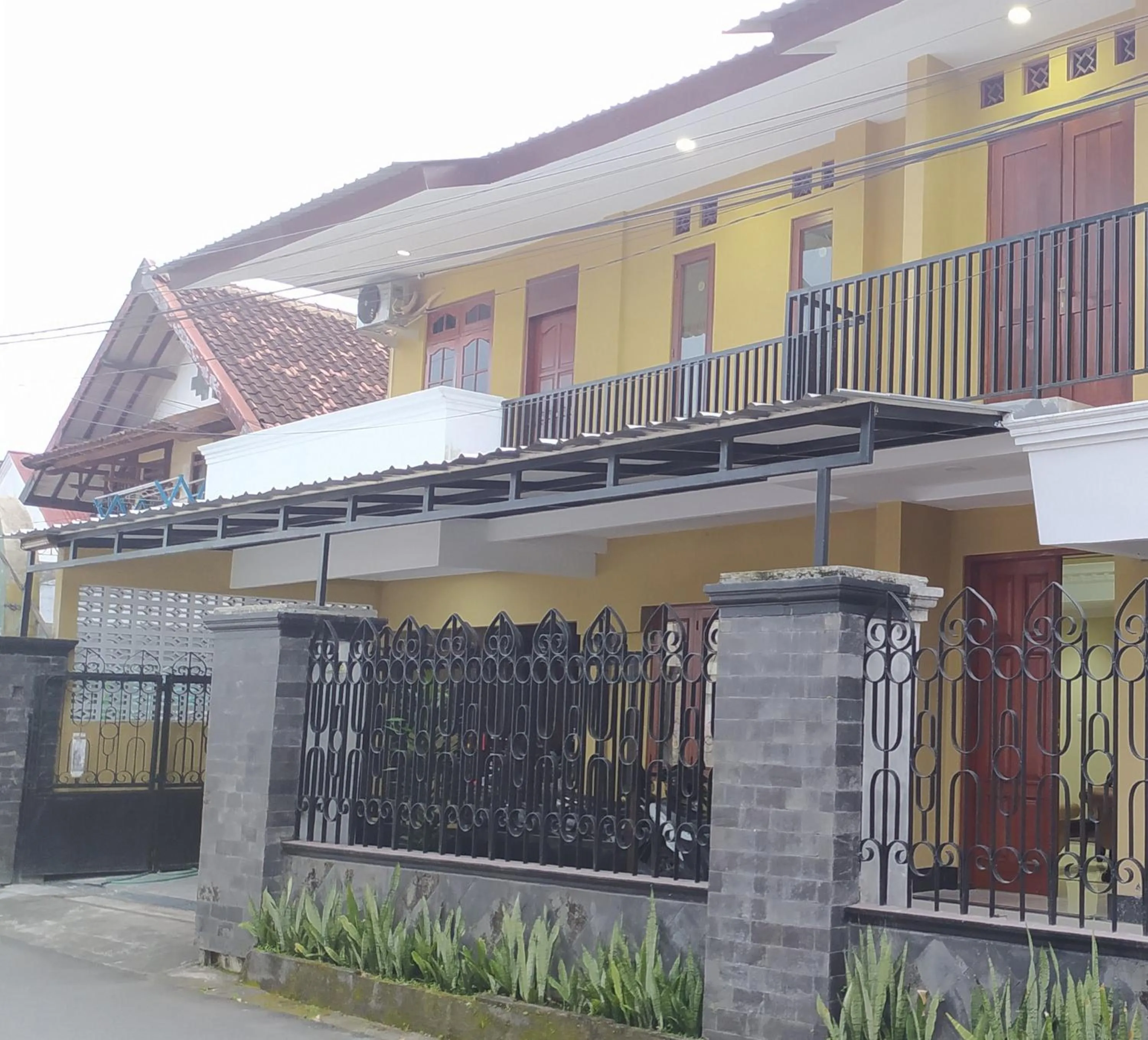 Property building in RedDoorz near Prawirotaman Yogyakarta