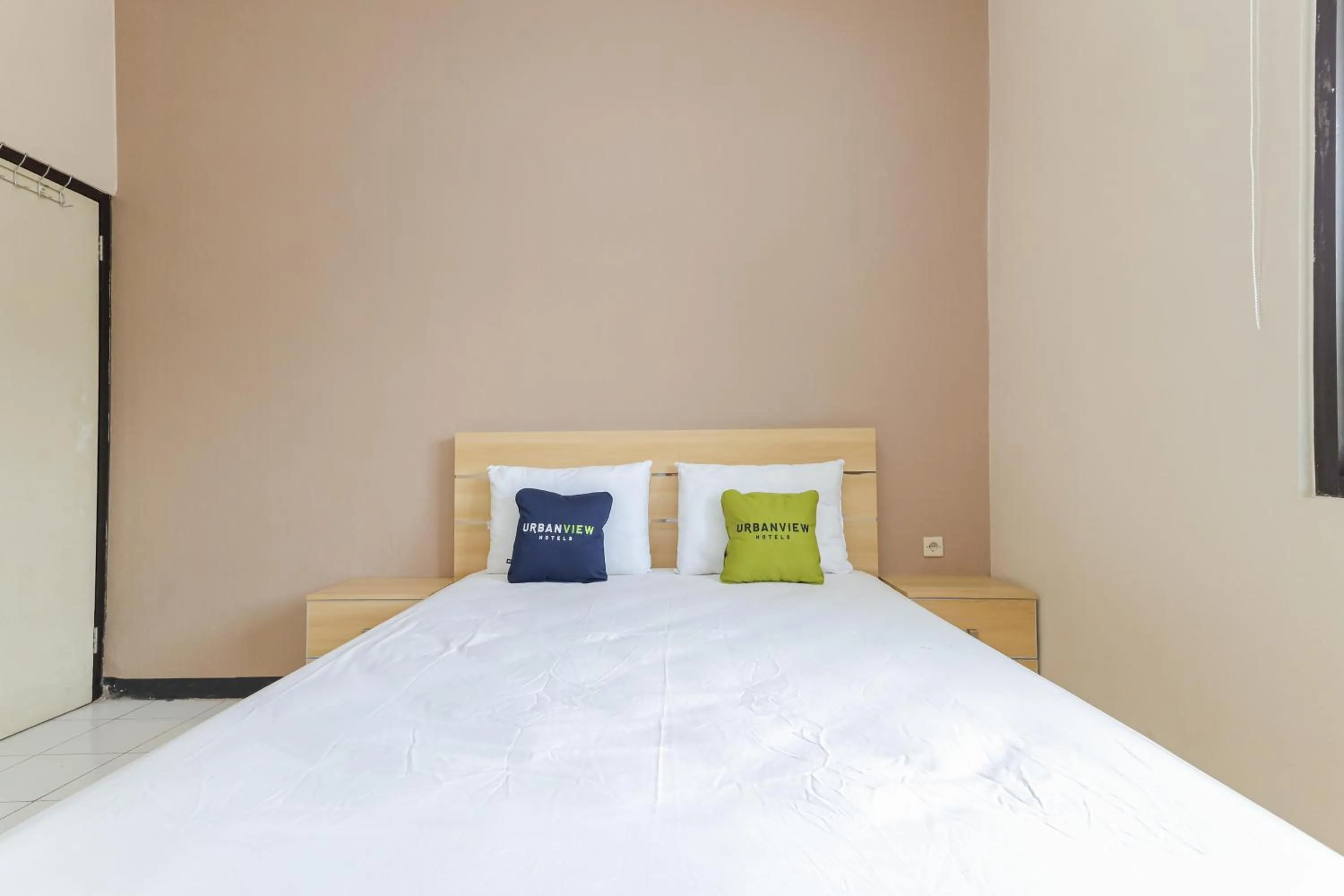 Bedroom, Bed in Urbanview Roemah Tebet by RedDoorz