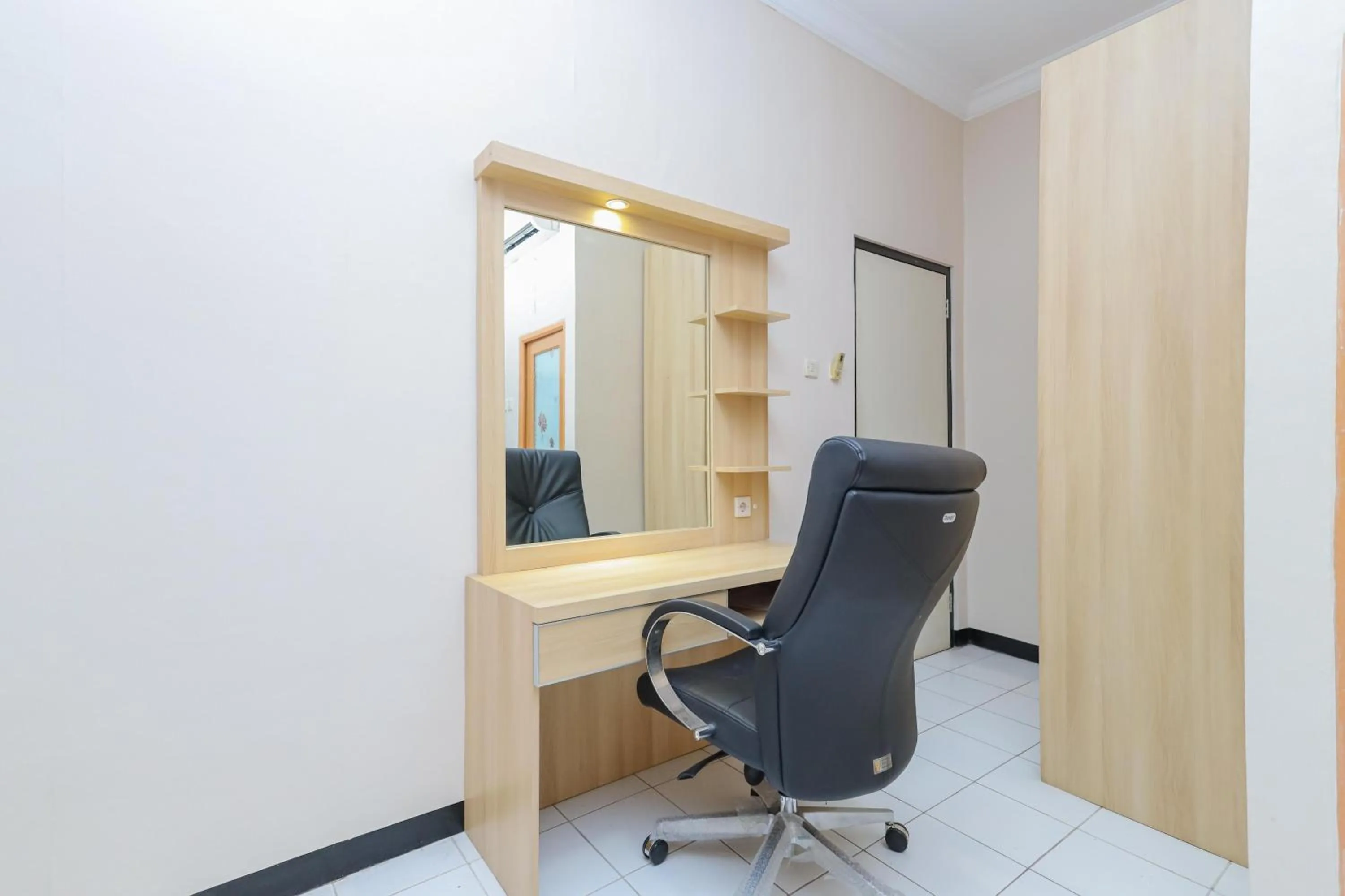 hair dresser in Urbanview Roemah Tebet by RedDoorz