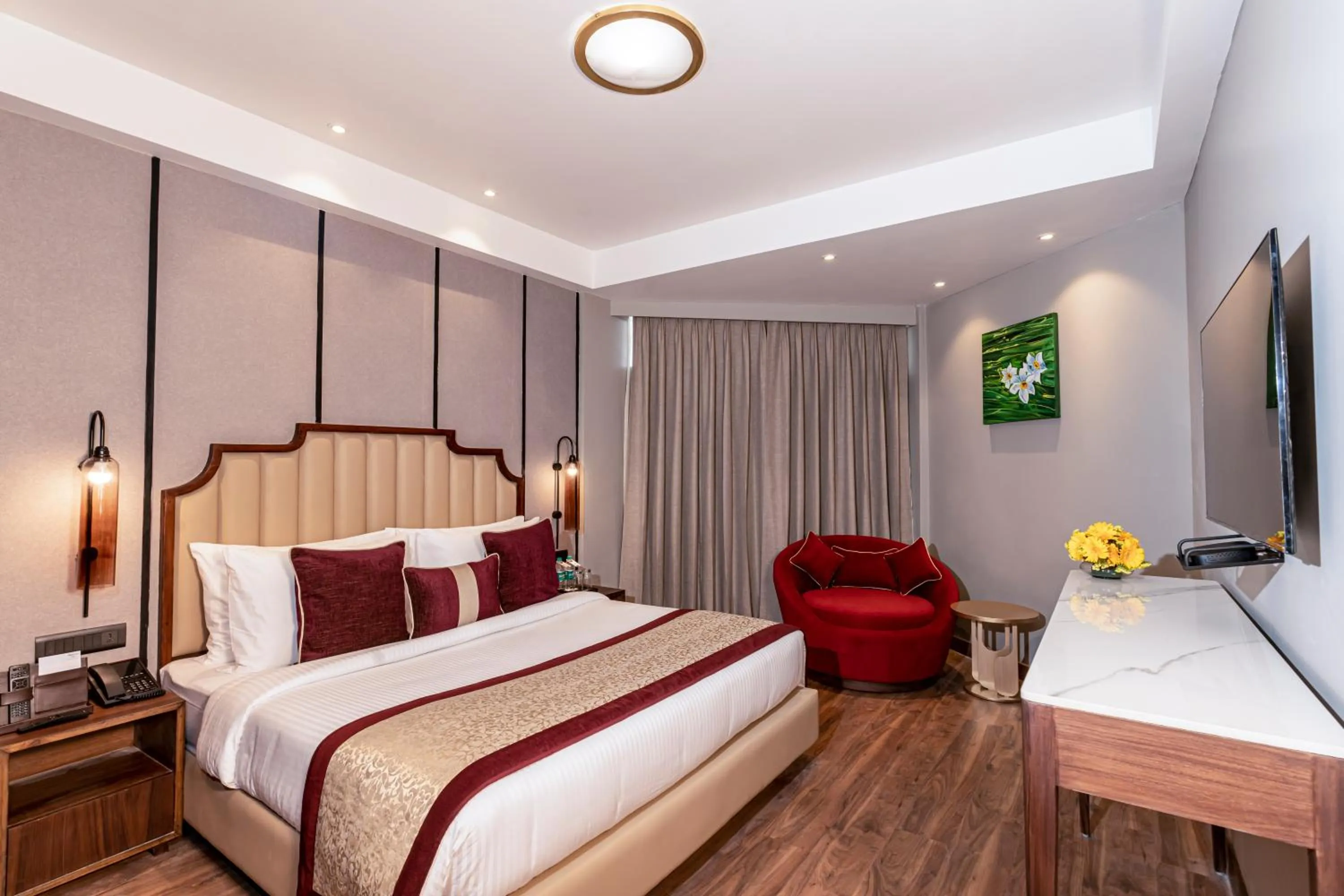 Seating area, Bed in Fortune Khajjiar - Member ITC Hotels' Group