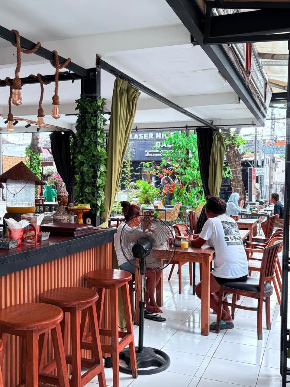 Restaurant/places to eat in The Reward Villas Kerobokan