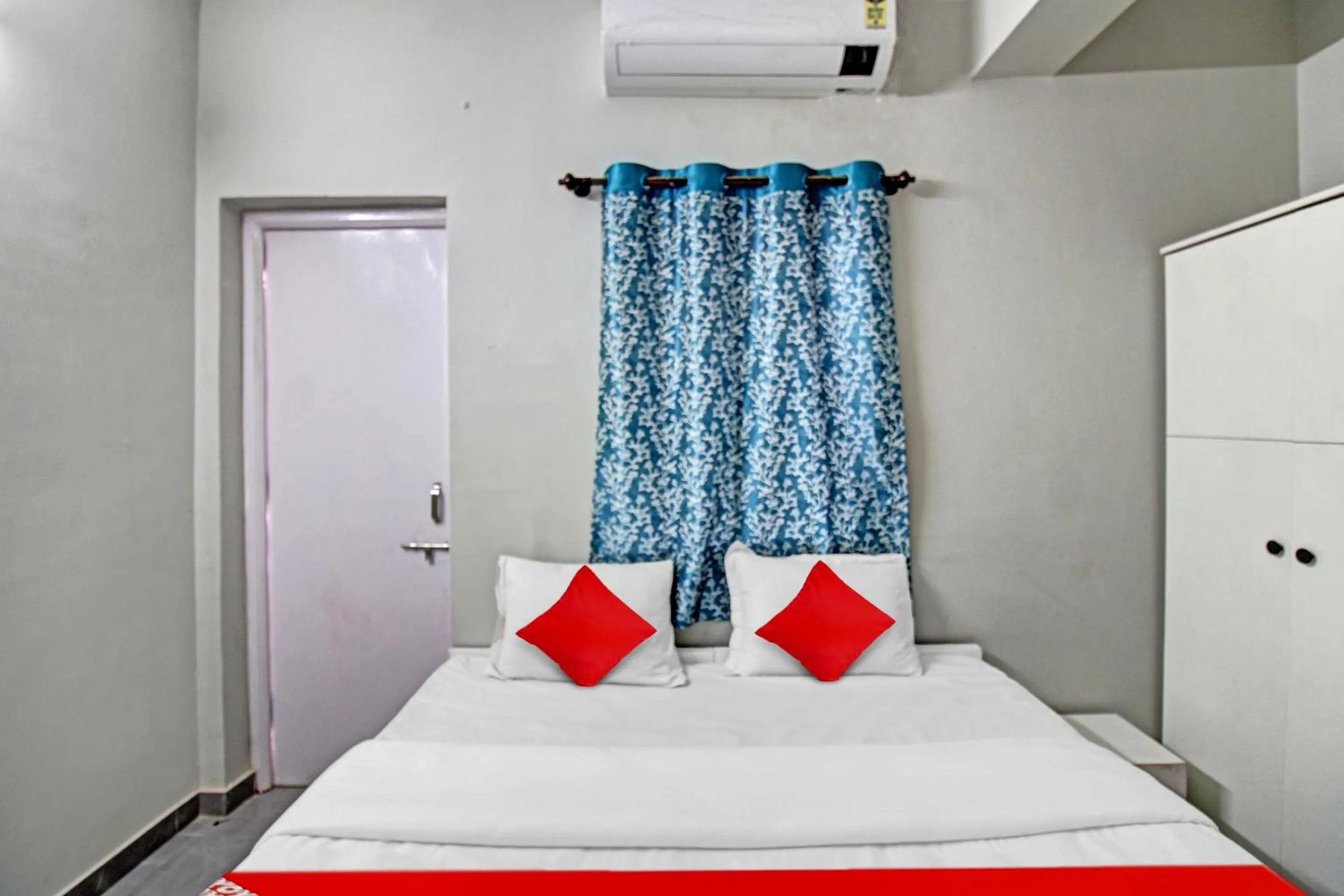 Bedroom, Bed in Super Hotel O Moonlight Inn