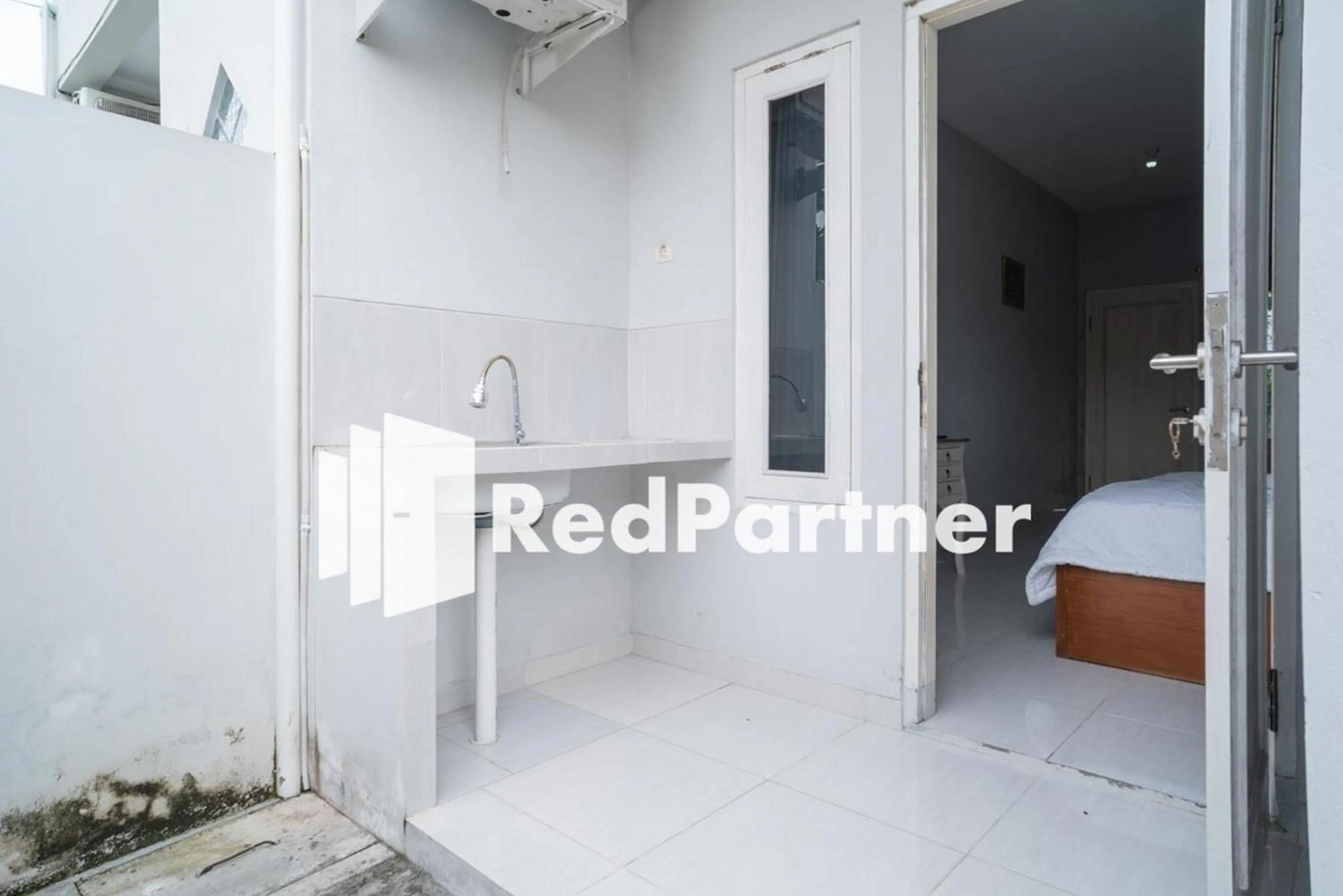 Facade/entrance in House Acasia Syariah near Universitas Aisyiah Yogyakarta Mitra RedDoorz