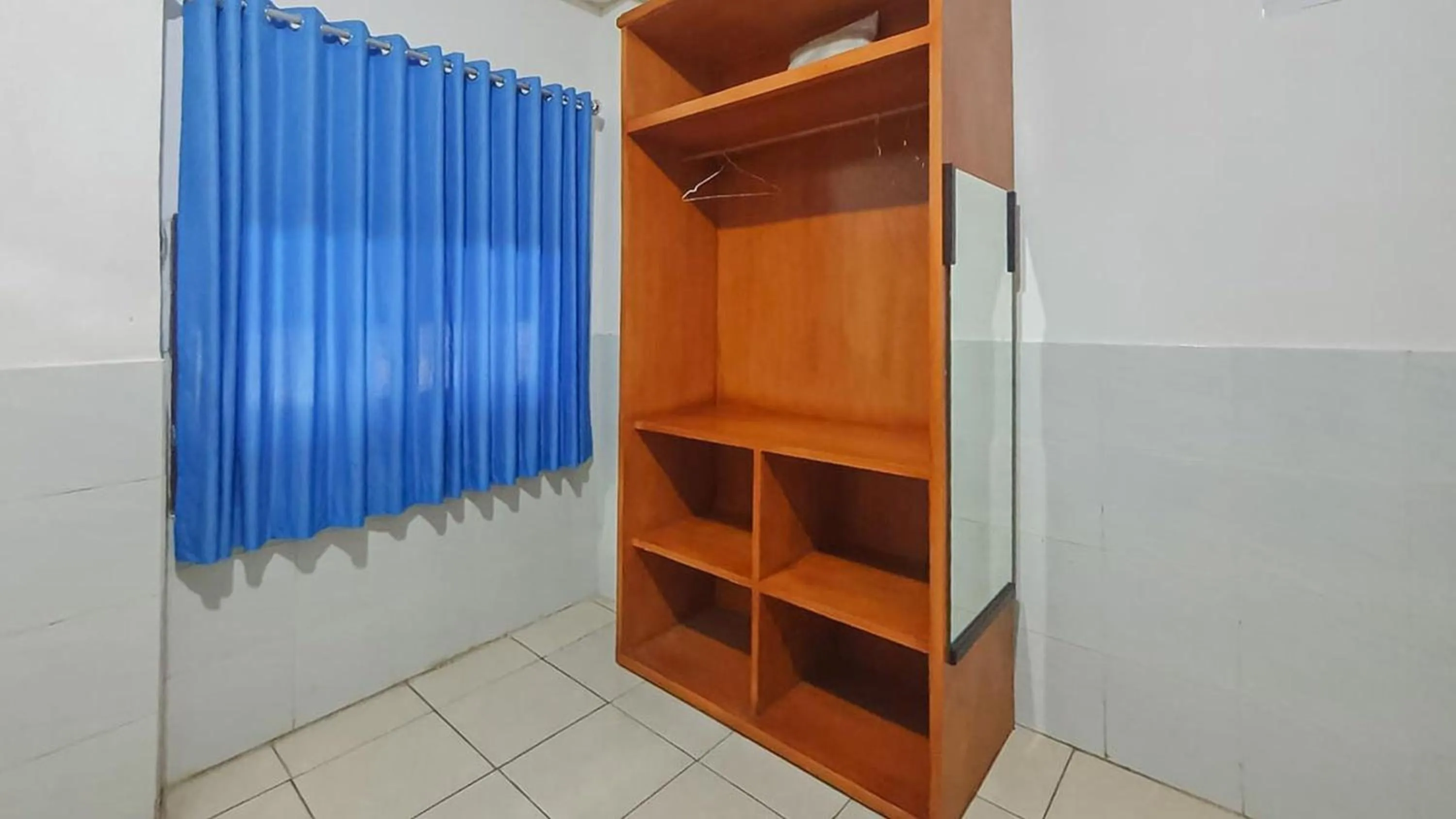 wardrobe in Reddoorz @ Homestay Gayatri