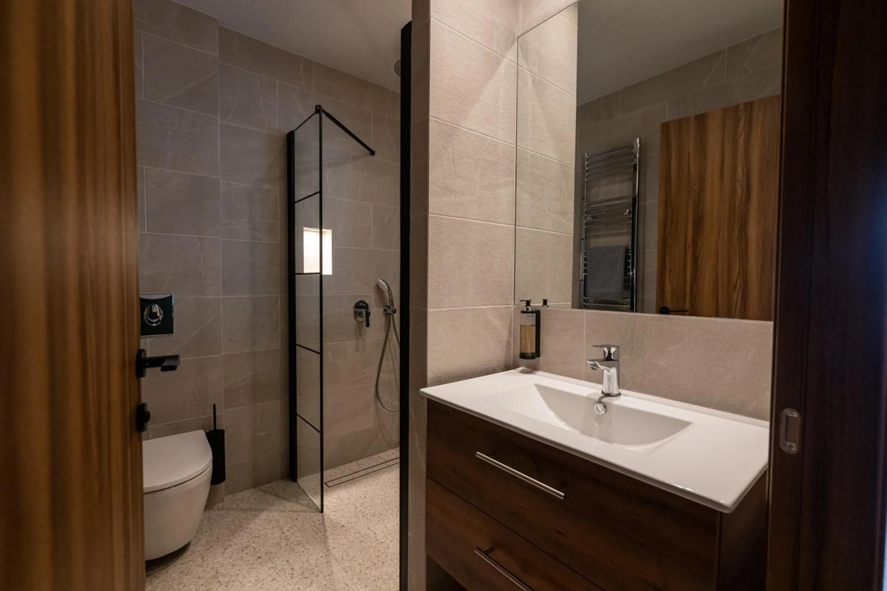 Shower in Evripidou 7 - Kalamata Mediterranean Suites