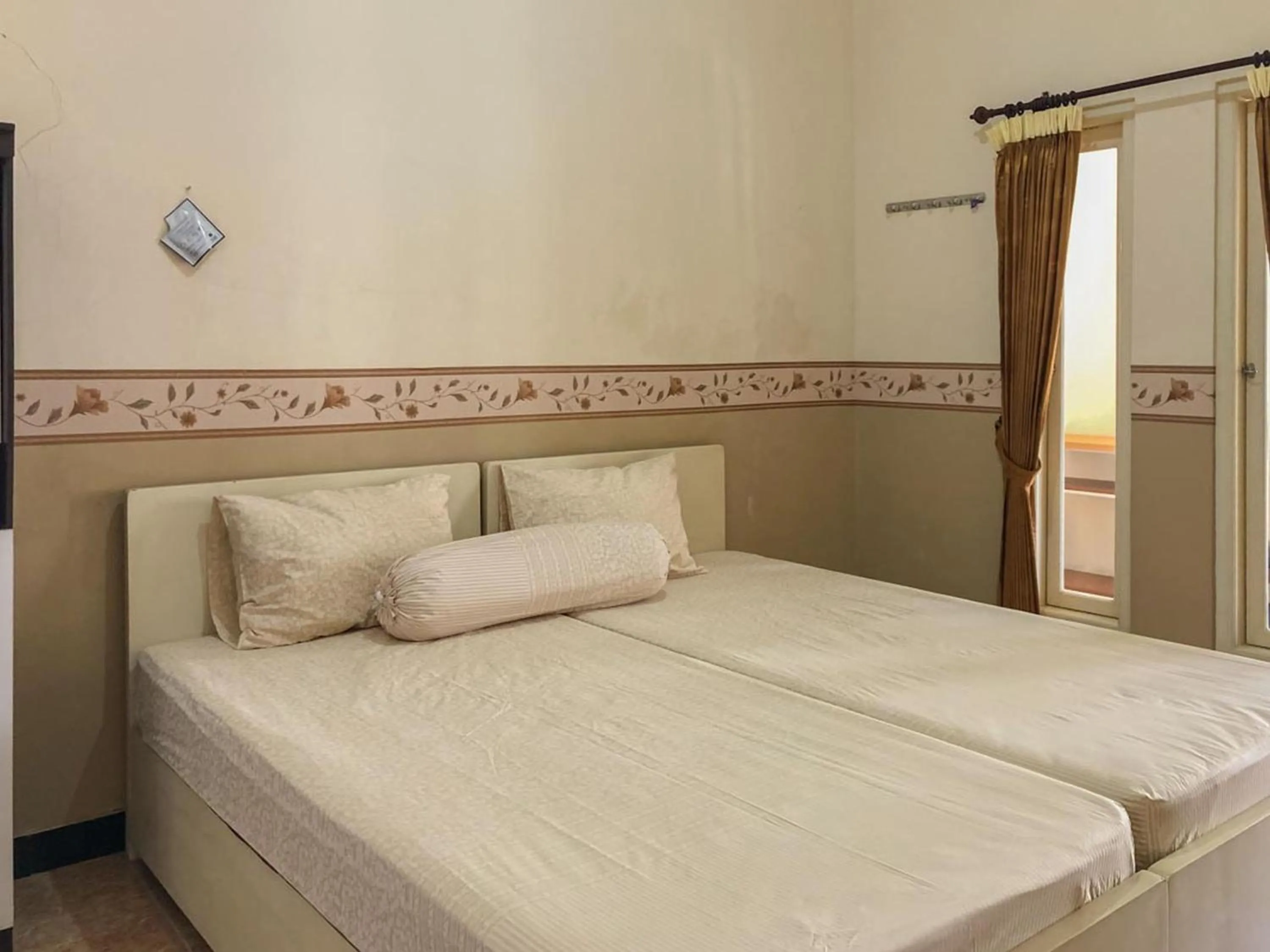 Bedroom, Bed in RedDoorz Syariah near Pasar Sleko Madiun