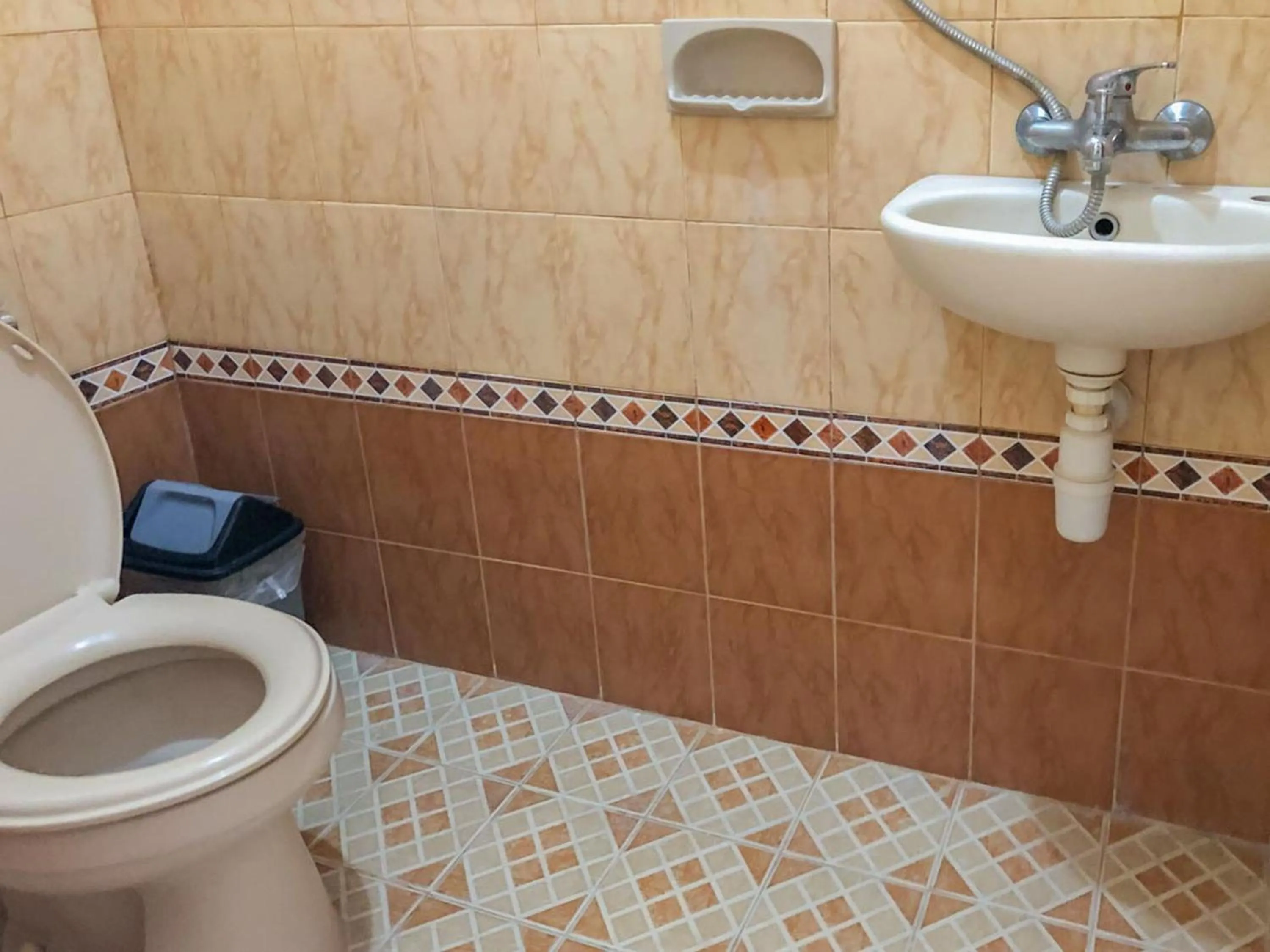 Bathroom in RedDoorz Syariah near Pasar Sleko Madiun