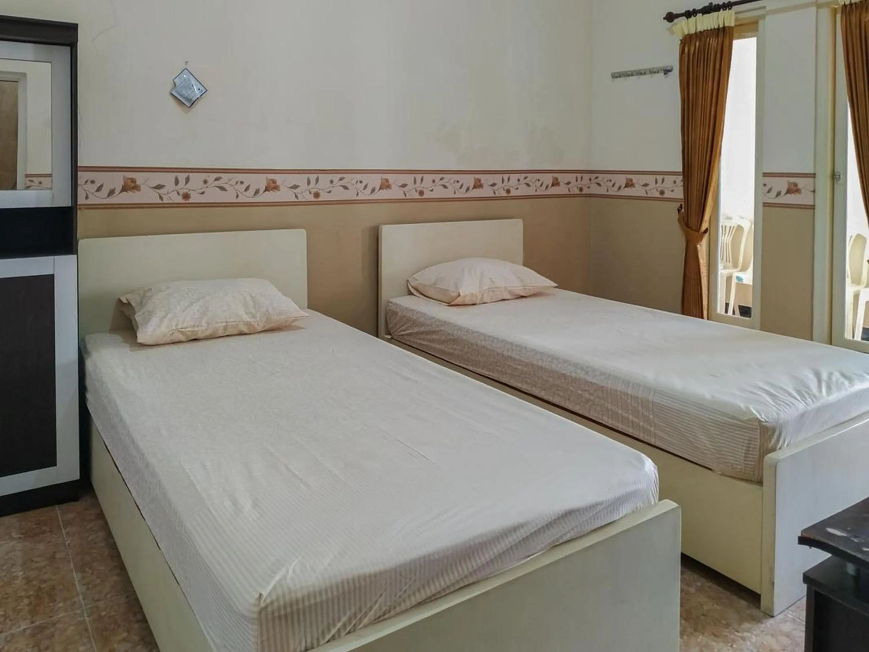 Bedroom, Bed in RedDoorz Syariah near Pasar Sleko Madiun