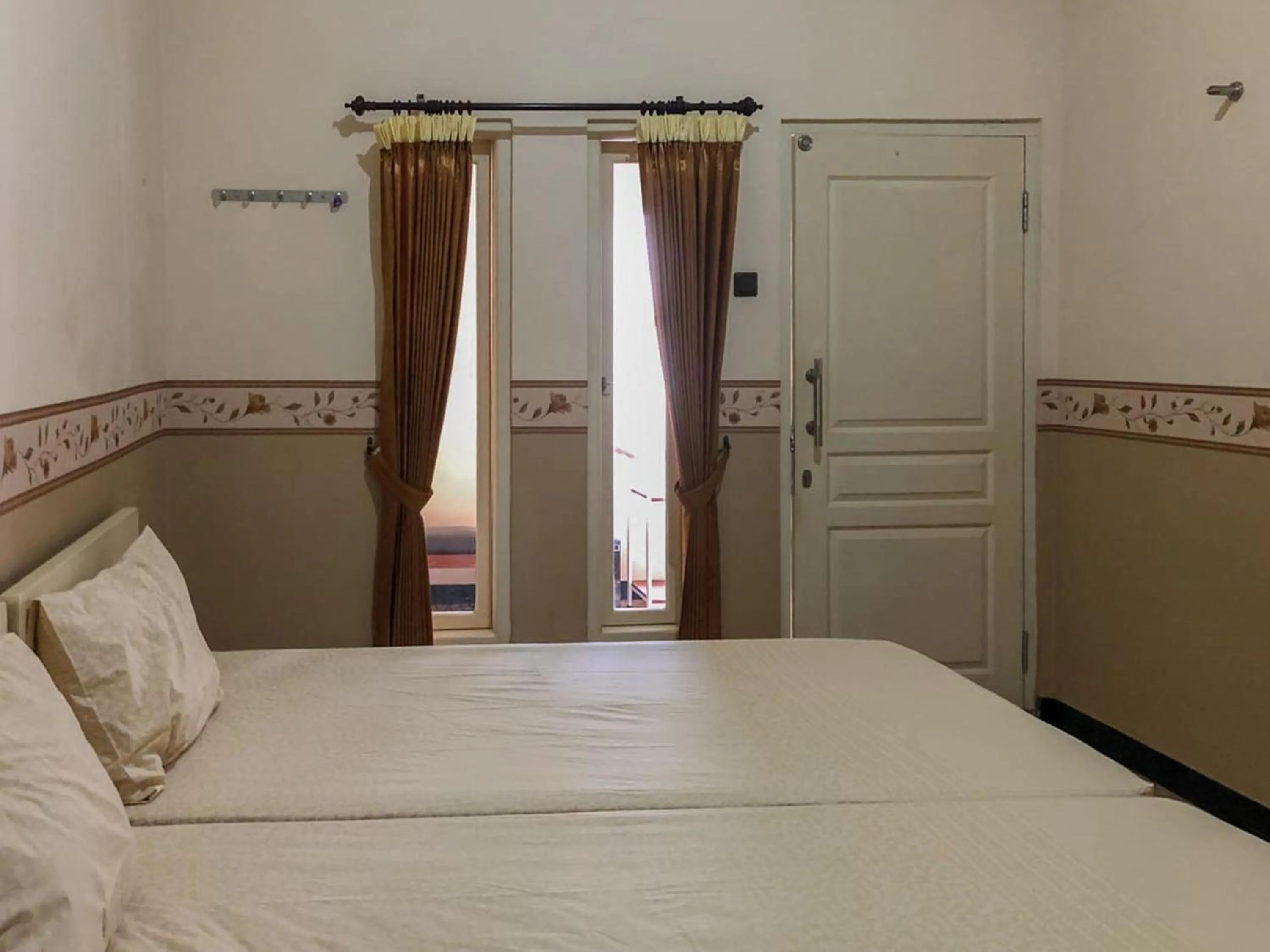 Bedroom, Bed in RedDoorz Syariah near Pasar Sleko Madiun