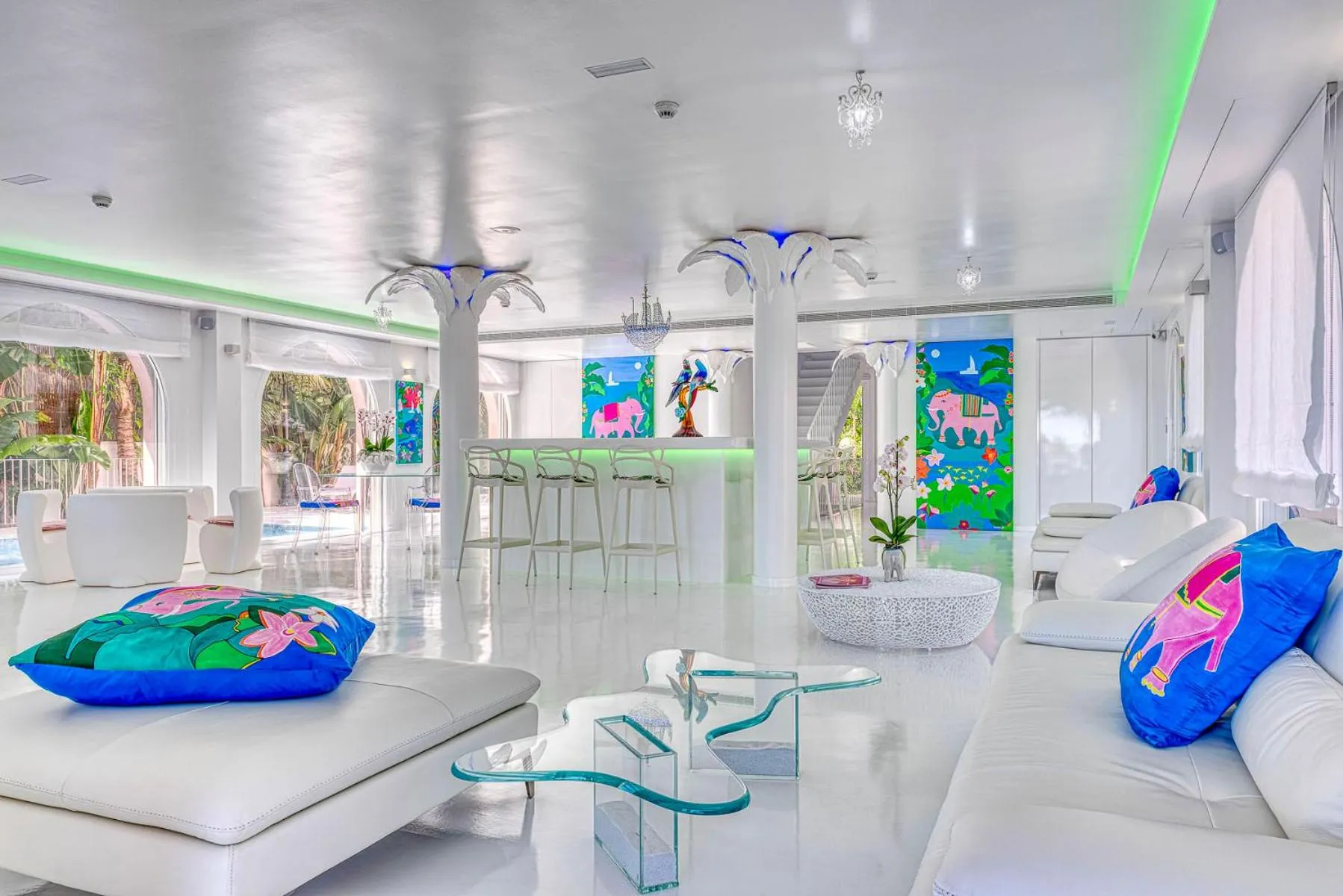 Restaurant/places to eat in The Pink Elephant Hotel