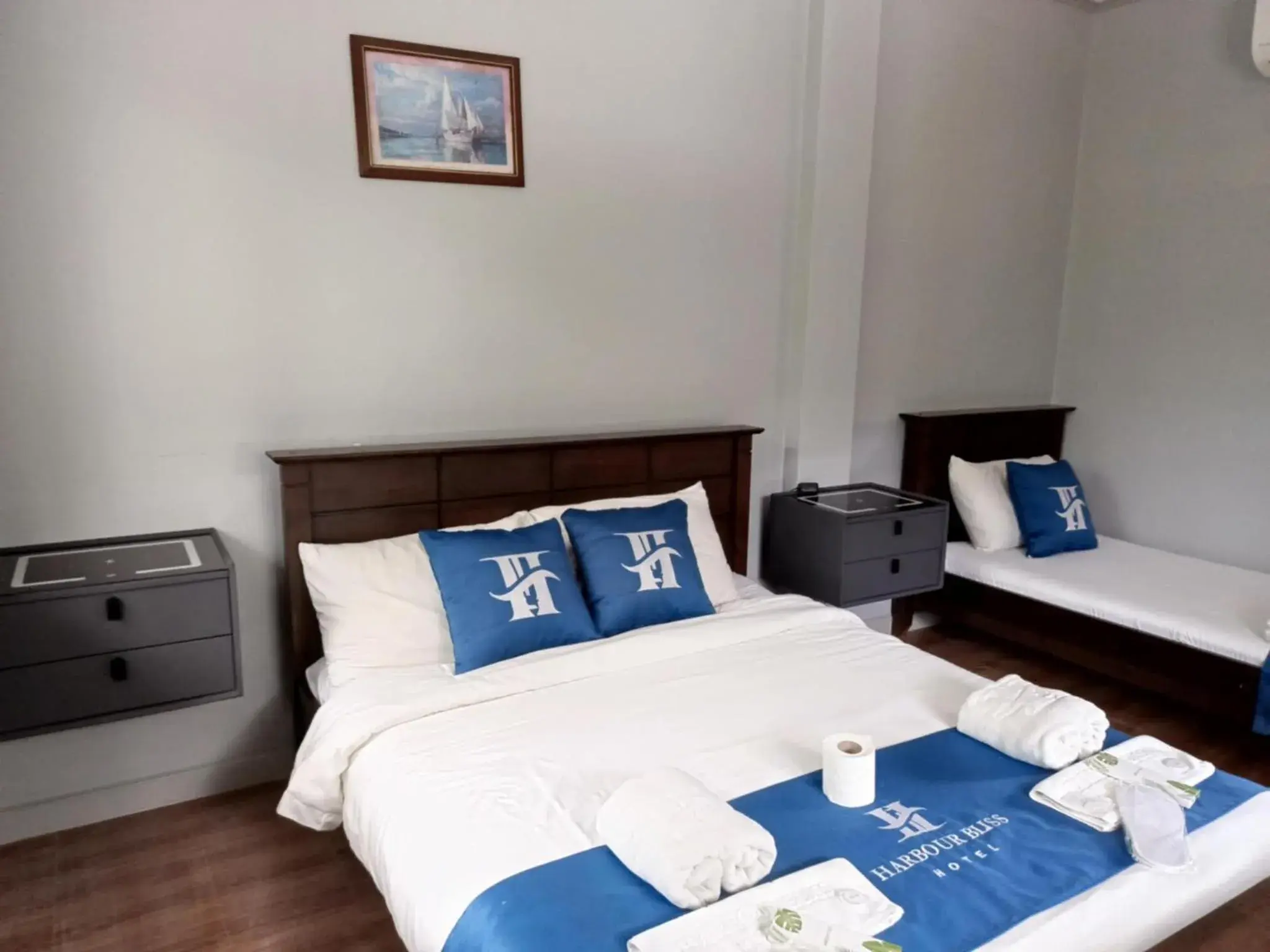 Deluxe Triple Room in Harbour Bliss Hotel Deluxe Triple Room in Harbour Bliss Hotel