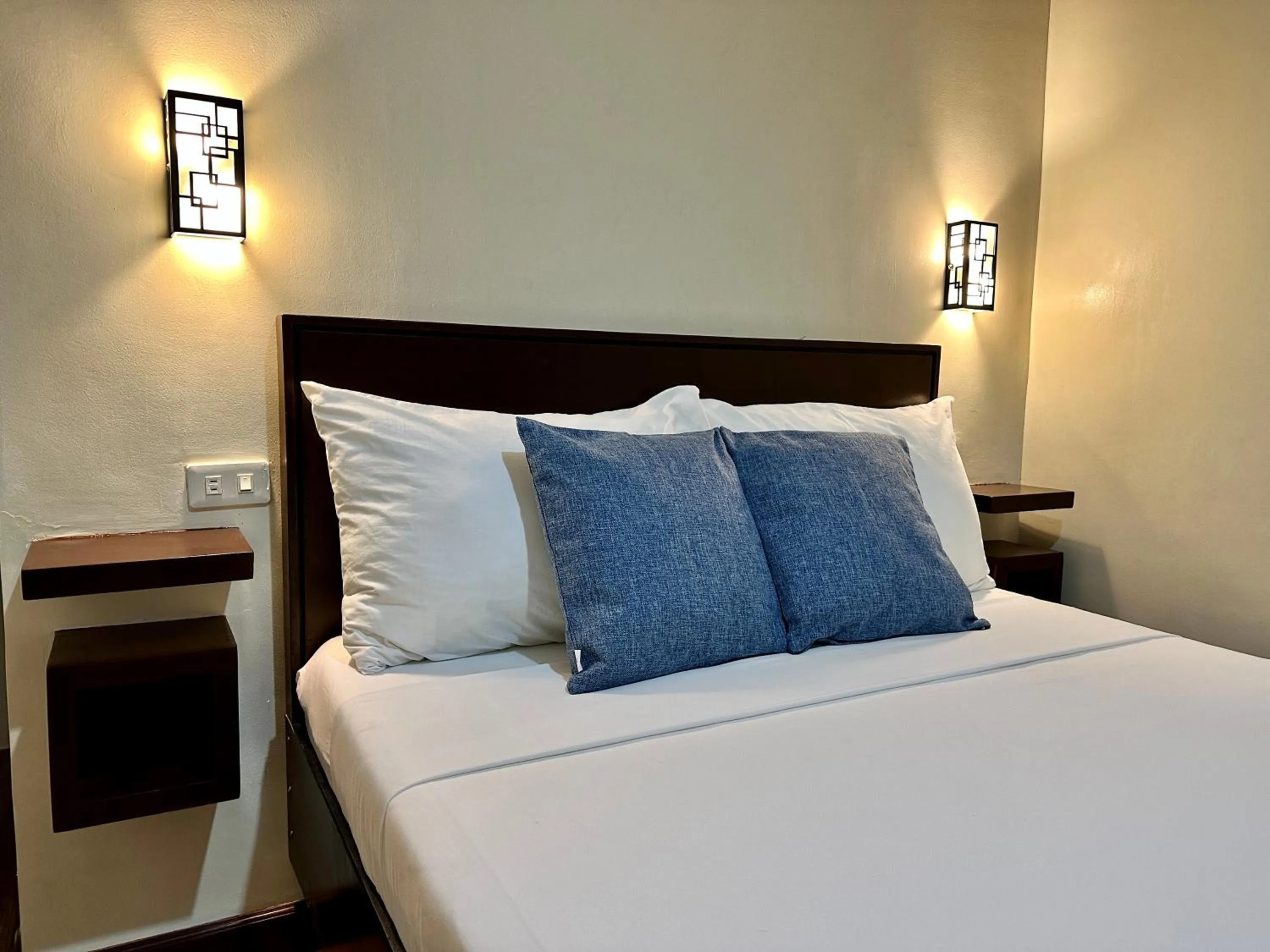 Bed in Harbour Bliss Hotel