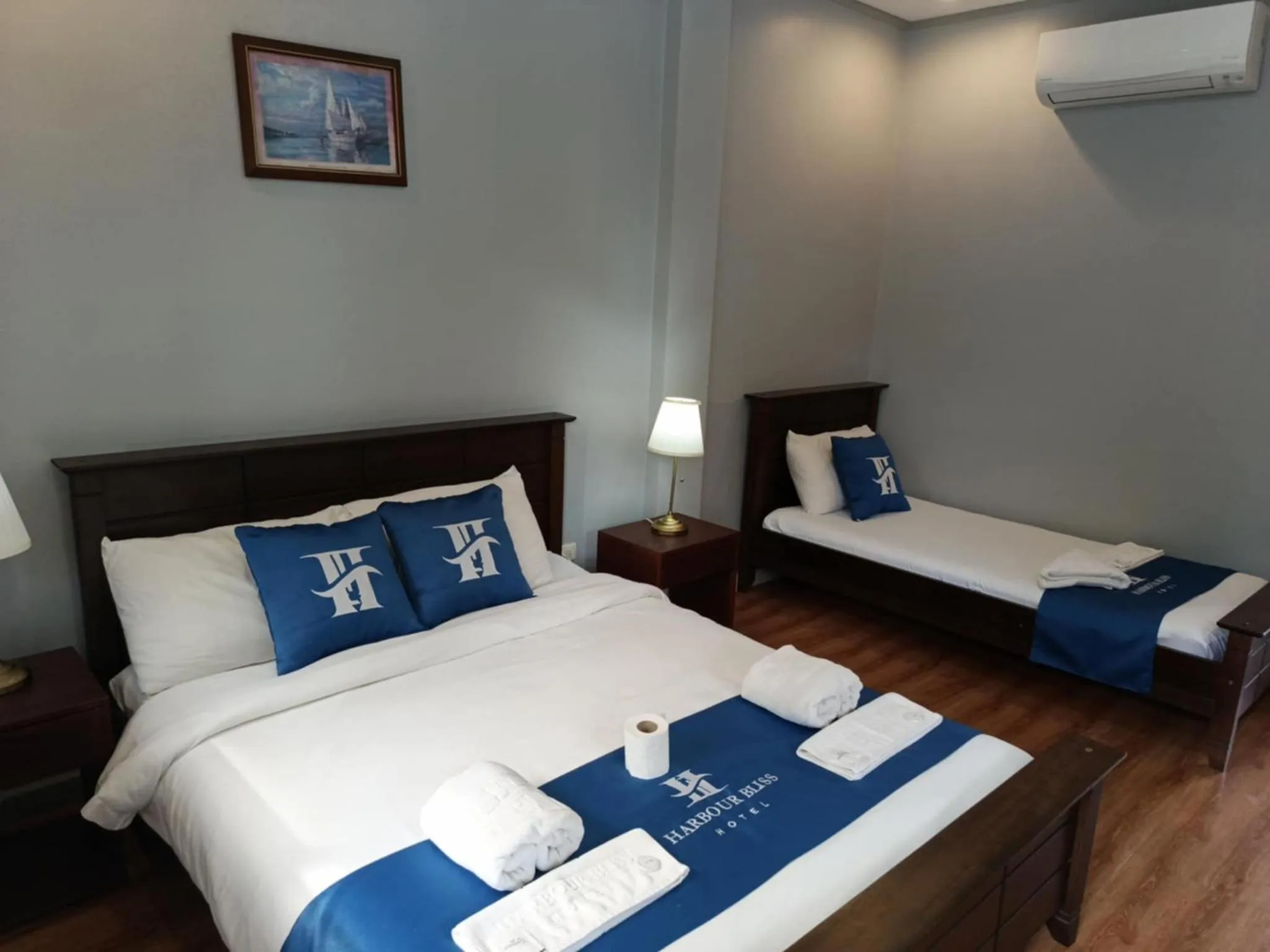 Bed in Harbour Bliss Hotel