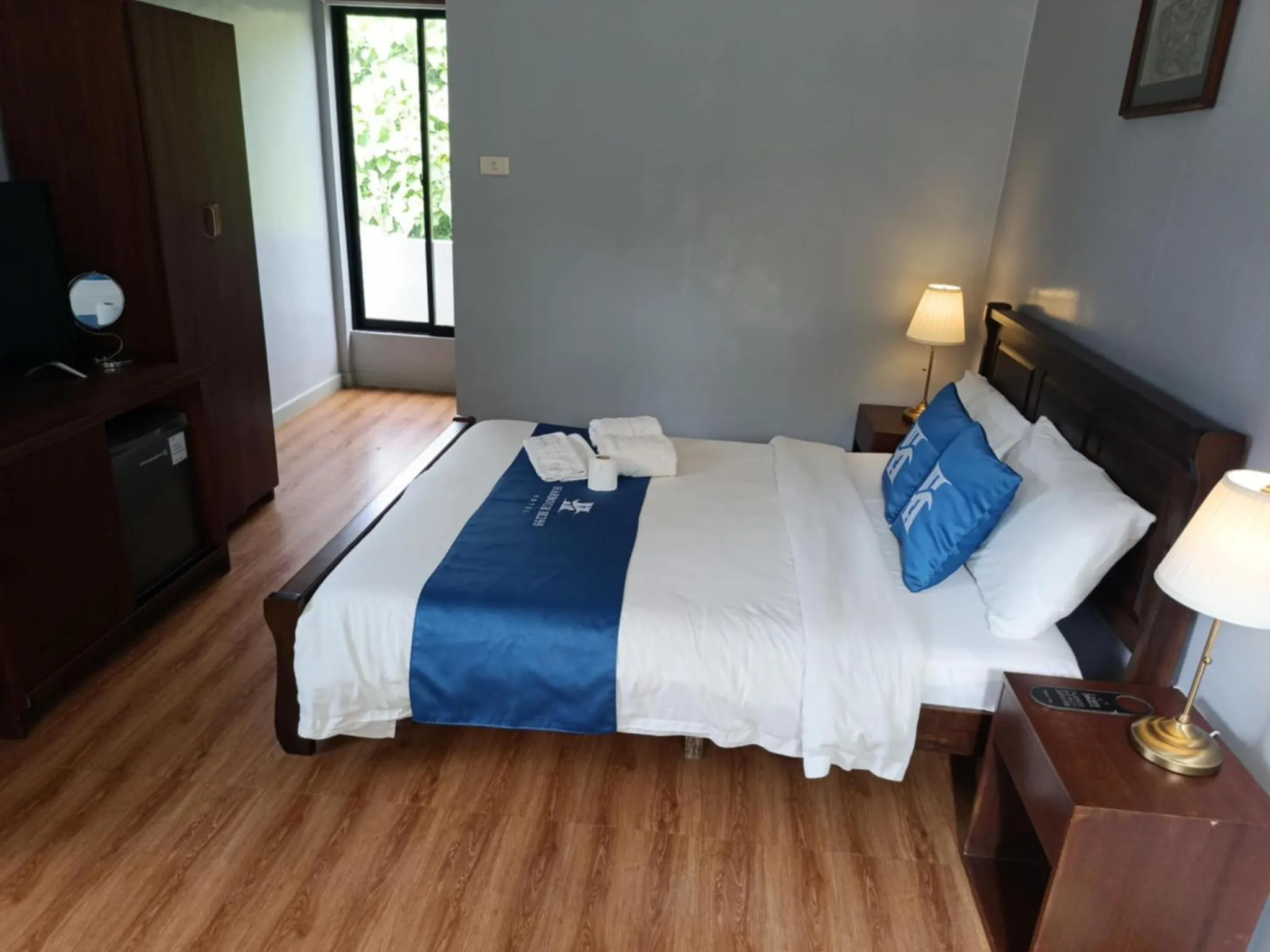 Bedroom, Bed in Harbour Bliss Hotel