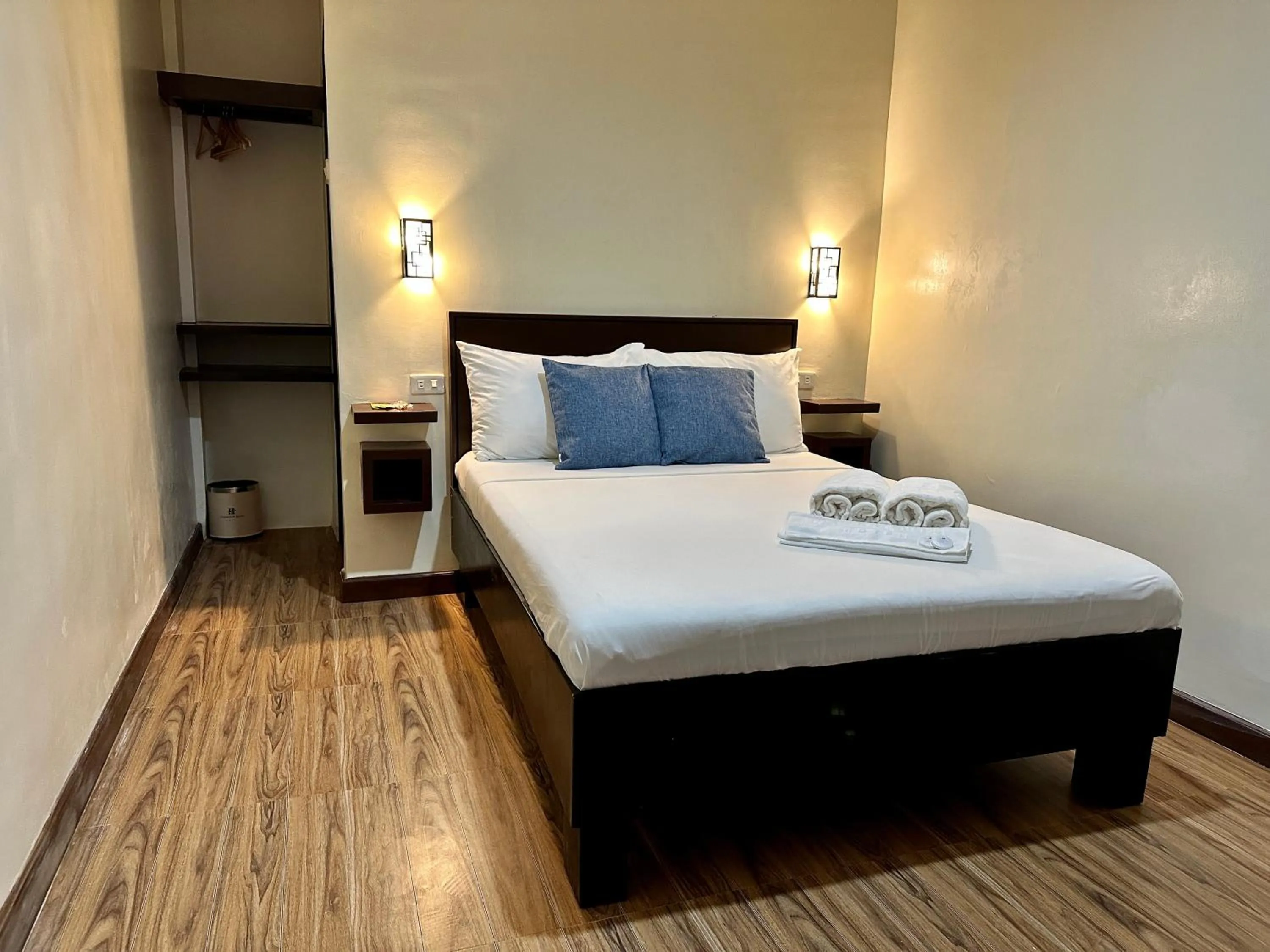 Bedroom, Bed in Harbour Bliss Hotel