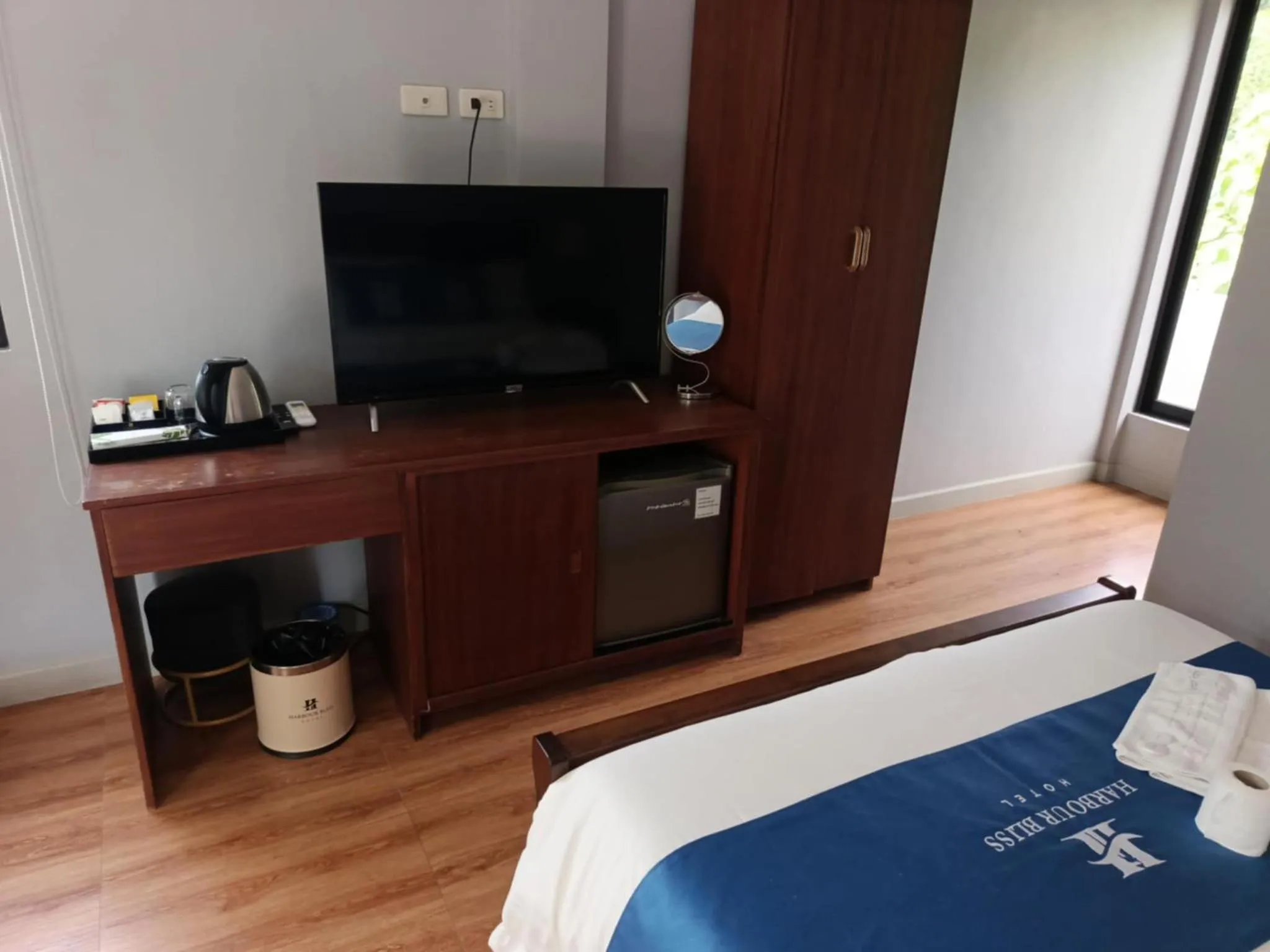 Communal lounge/ TV room, Bed in Harbour Bliss Hotel