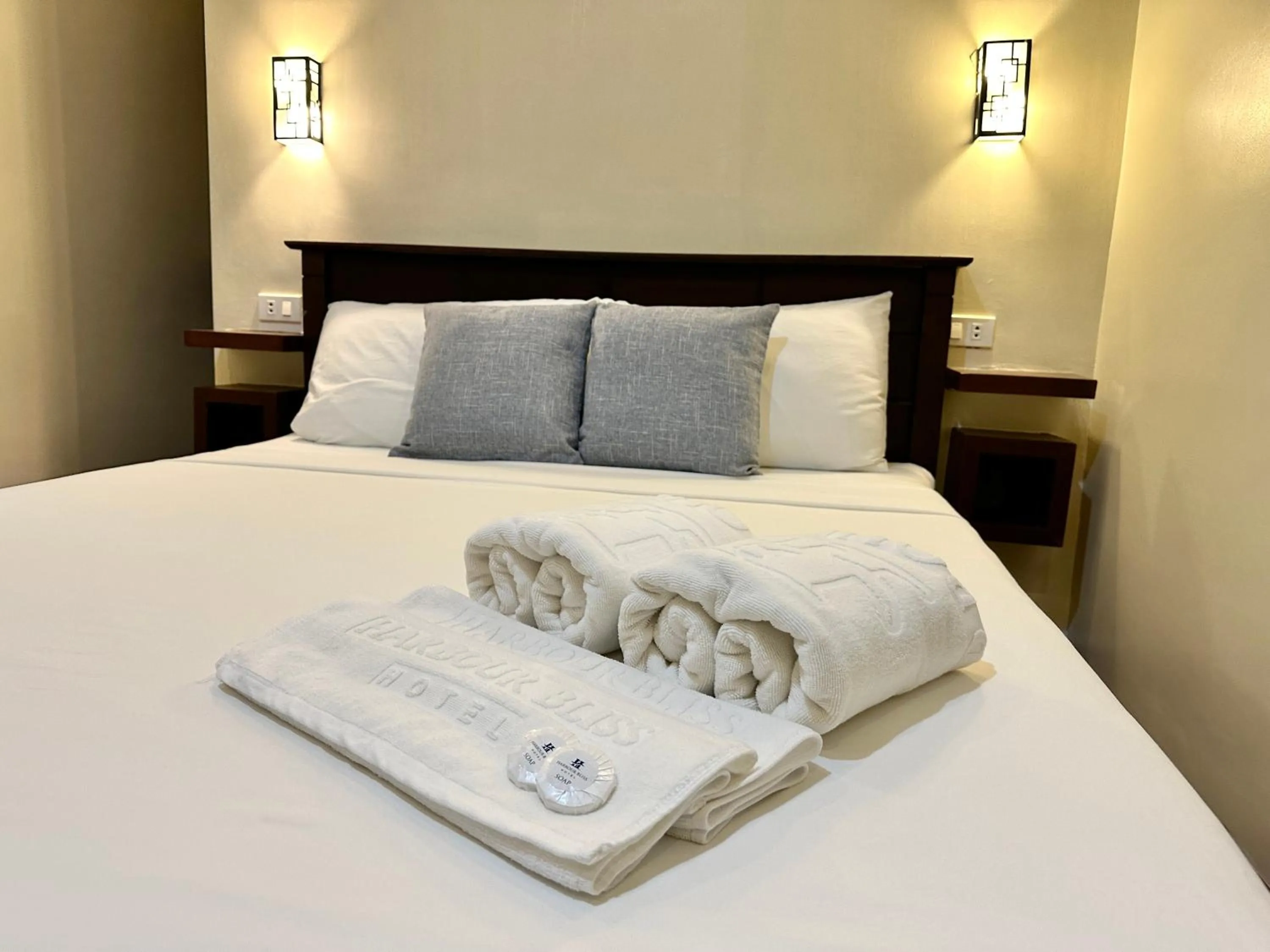 Bed in Harbour Bliss Hotel