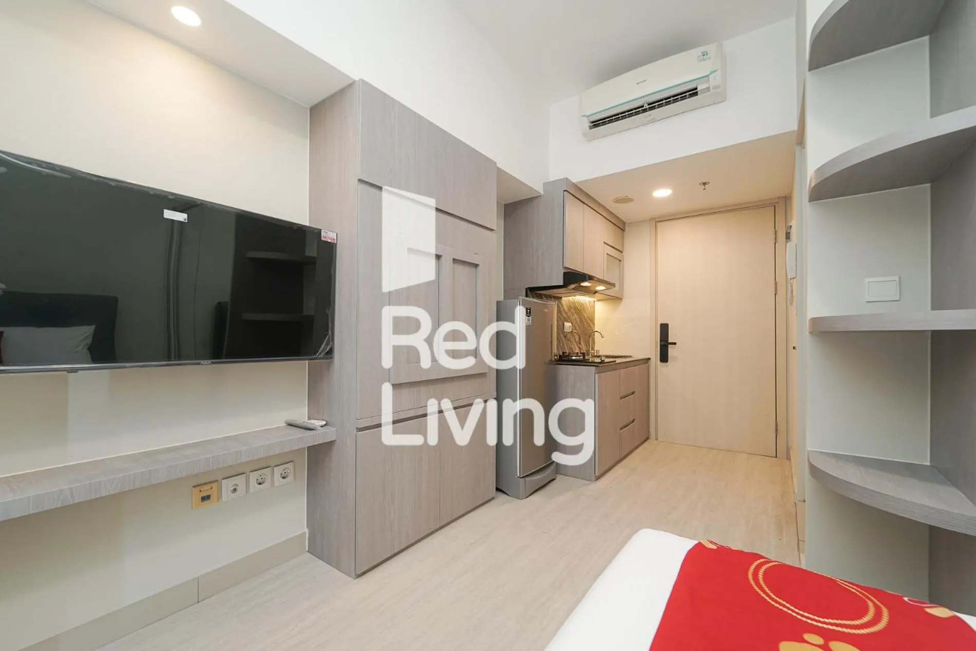 wardrobe in Redliving Apartemen Springlake Summarecon - MDH Rooms Tower Caldesia with Netflix