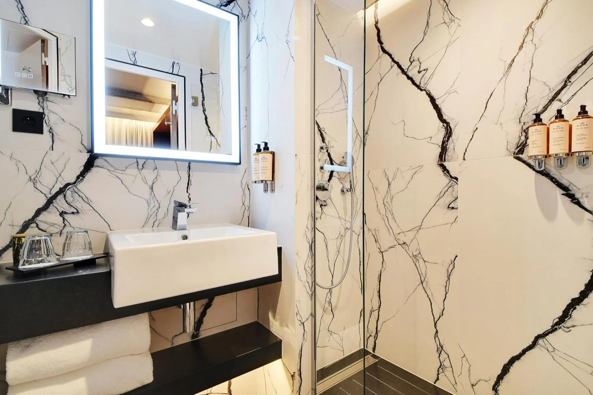 Shower in CARD Hôtel