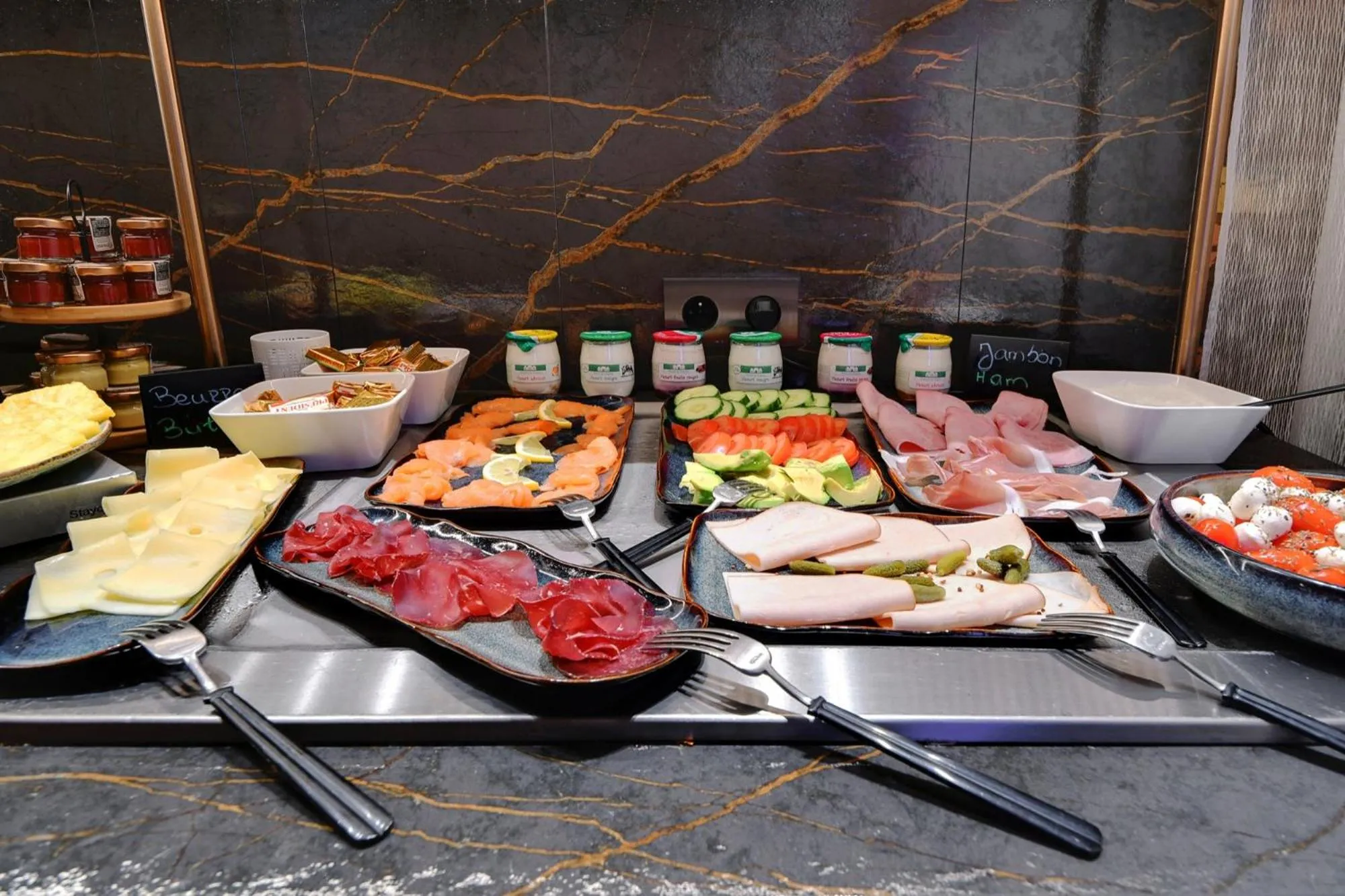 Buffet breakfast in CARD Hôtel